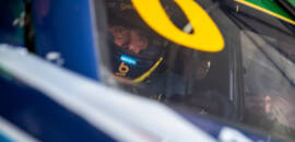 NASCAR Brasil: Cacá Bueno lidera treino com top-10 no mesmo segundo ao cair da noite em Cascavel
