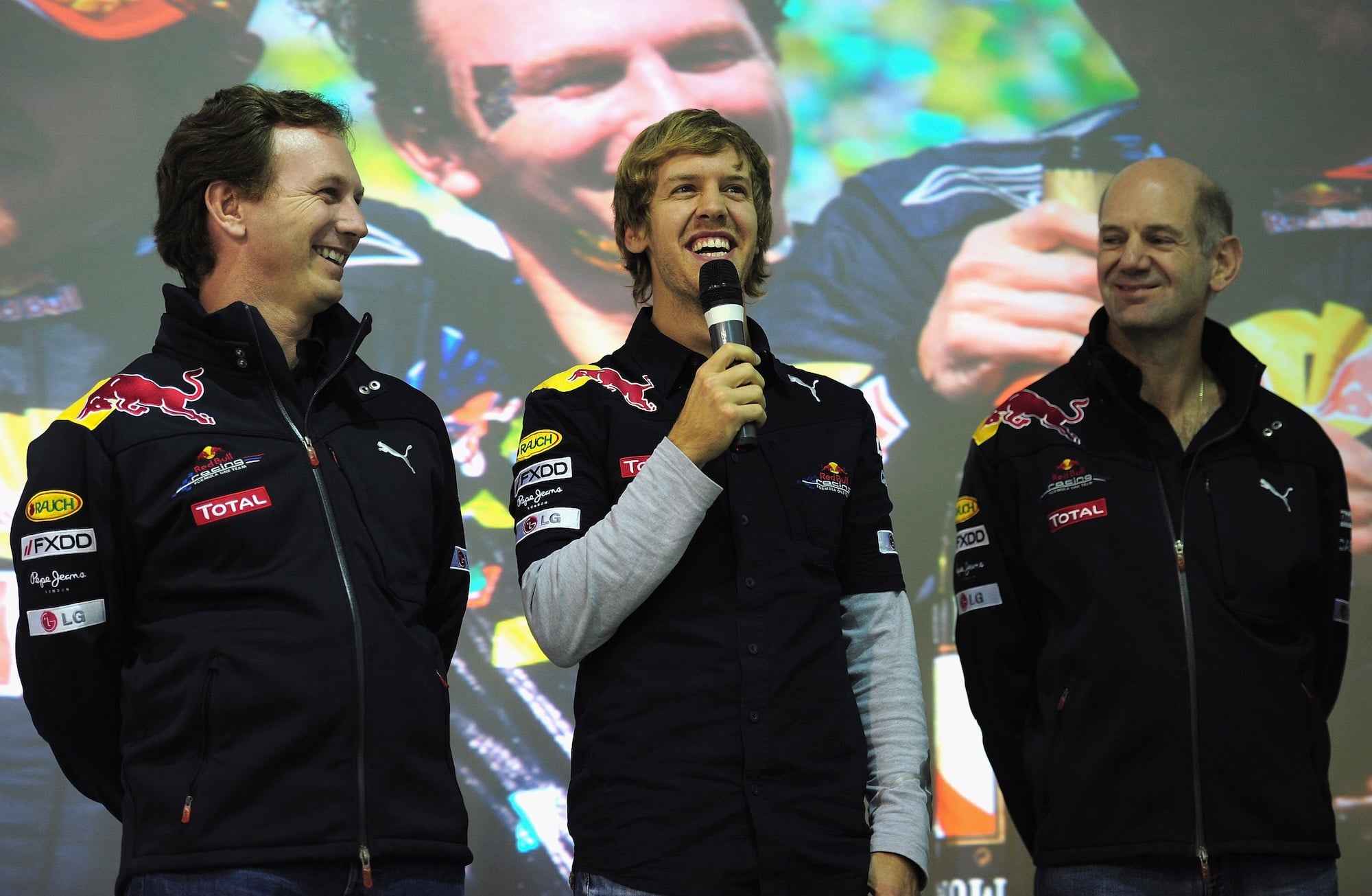 F1: Antonelli pode quebrar recorde de Vettel e encerrar jejum italiano Formula One World Champion Sebastian Vettel, Chief Technical Officer Adrian Newey (L) and Team Principal Christian Horner (R) talk to the staff in Milton Keynes. // Getty Images / Red Bull Content Pool // SI201011220079 // Usage for editorial use only //