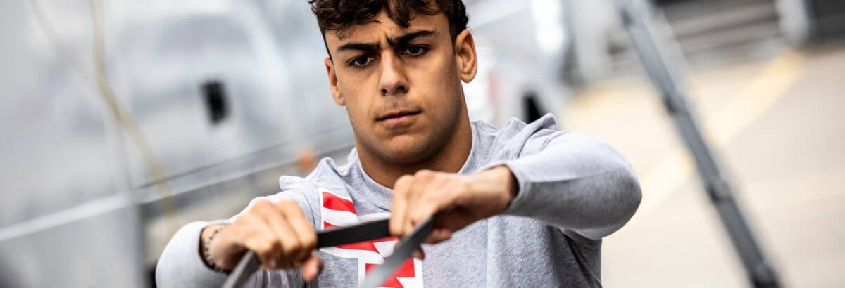 F1: Red Bull escala Lindblad no lugar de Tsunoda no TL1 do GP de Abu Dhabi