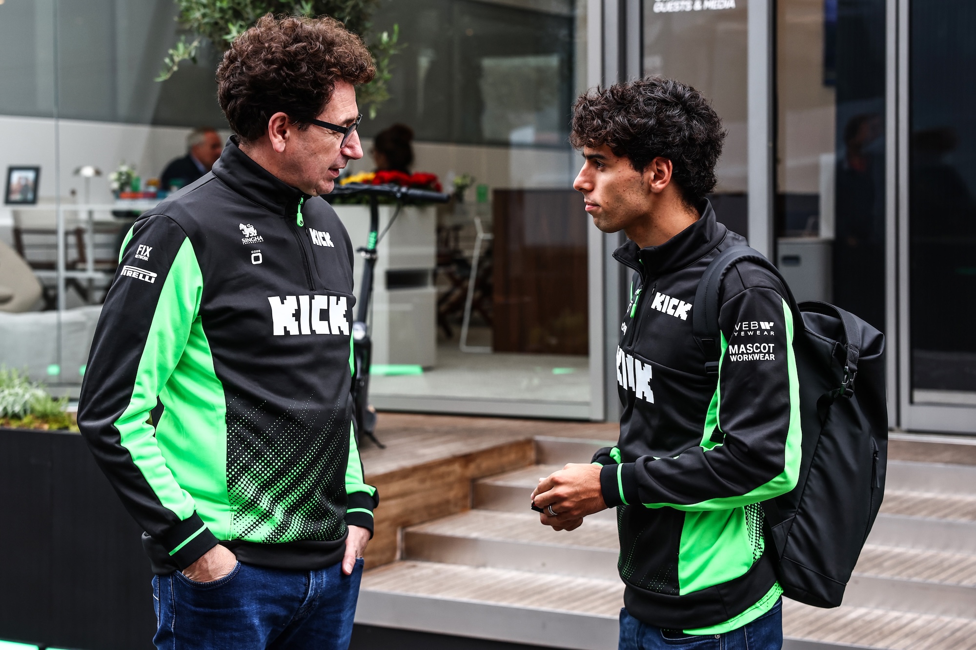 “Em casa e sem euforia”: Bortoleto mira pontos em Interlagos no seu primeiro GP no Brasil Mattia Binotto (ITA) Sauber Motorsport Chief Operating and Chief Technical Officer. and Gabriel Bortoleto (BRA), Sauber