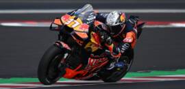 MotoGP: Acosta cai, mas ainda bate Márquez por 0s006 na Hungria