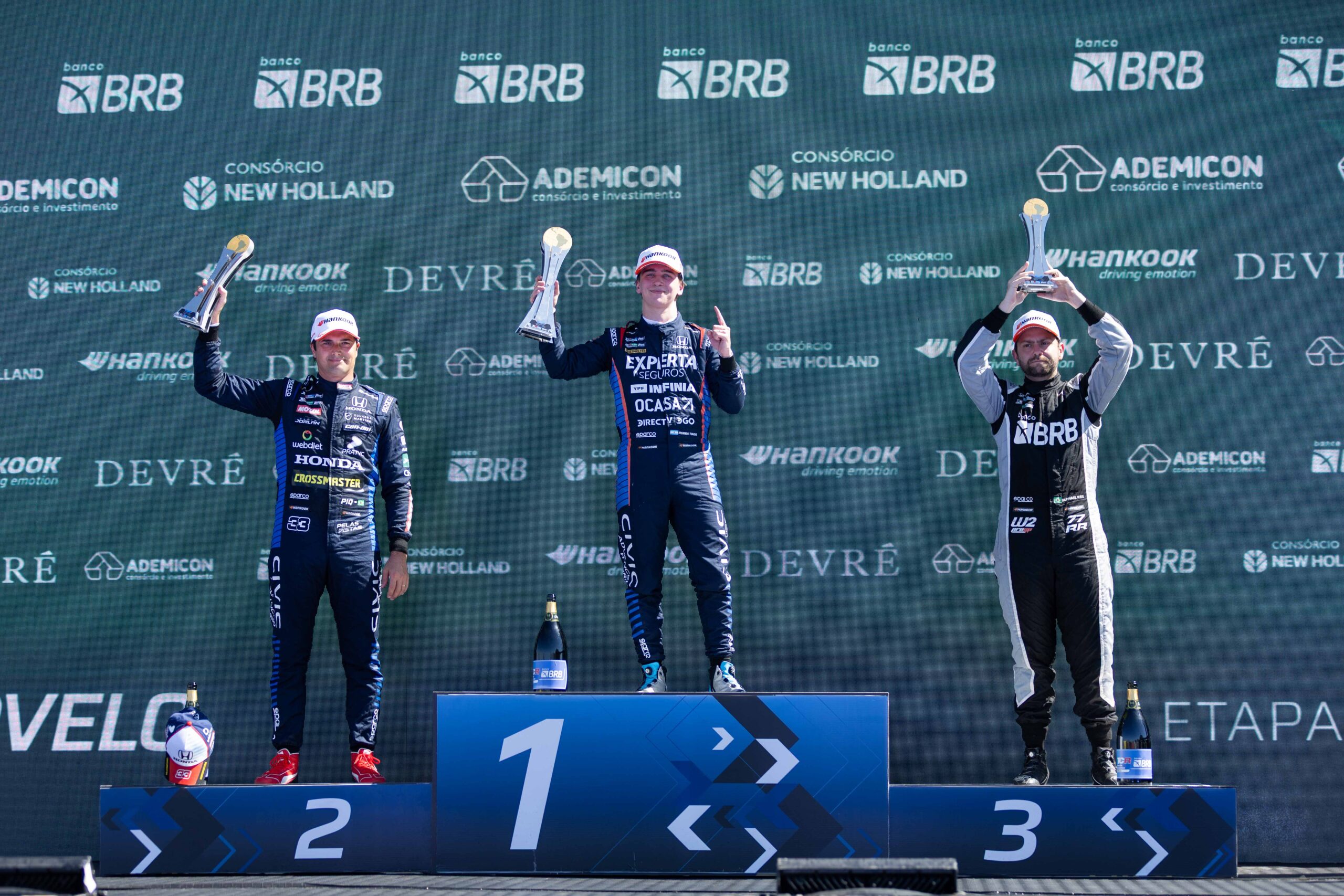 Tiago Pernía brilha em estreia no Brasil e assume liderança do TCR Brasil Tiago Pernía brilha em estreia no Brasil e assume liderança do TCR Brasil