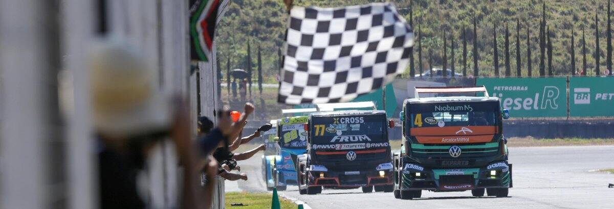 Com vitória e dois pódios em Potenza, Felipe Giaffone assume liderança da Copa Truck com a Volkswagen