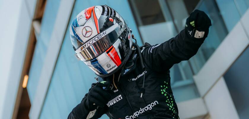 F1: Hamilton exalta Doriane Pin ter guiado seu W12 em Silverstone