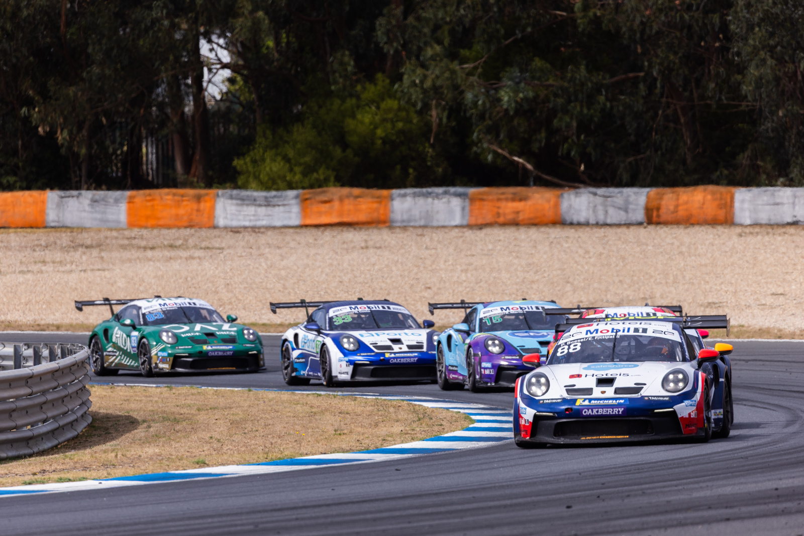Enzo Fittipaldi mostra pilotagem combativa e garante pódio em estreia na Porsche Cup em Portugal Enzo Fittipaldi