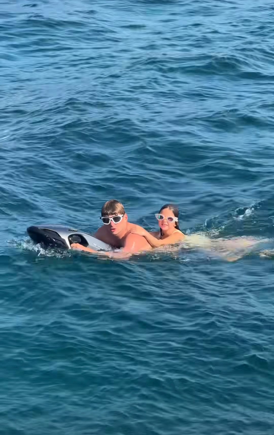 F1: Kelly Piquet publica vídeo de Verstappen nadando com enteada Penélope F1: Kelly Piquet publica vídeo de Verstappen nadando com enteada Penélope