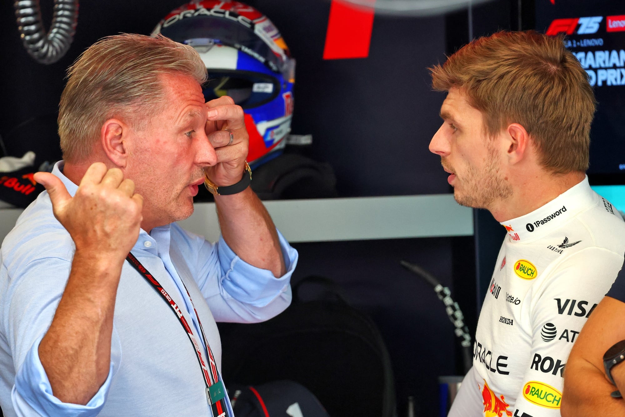 F1: Jos Verstappen nega que Red Bull seja feita para Max e elogia habilidade do filho (L to R): Jos Verstappen (NLD) with his son Max Verstappen (NLD) Red Bull Racing.