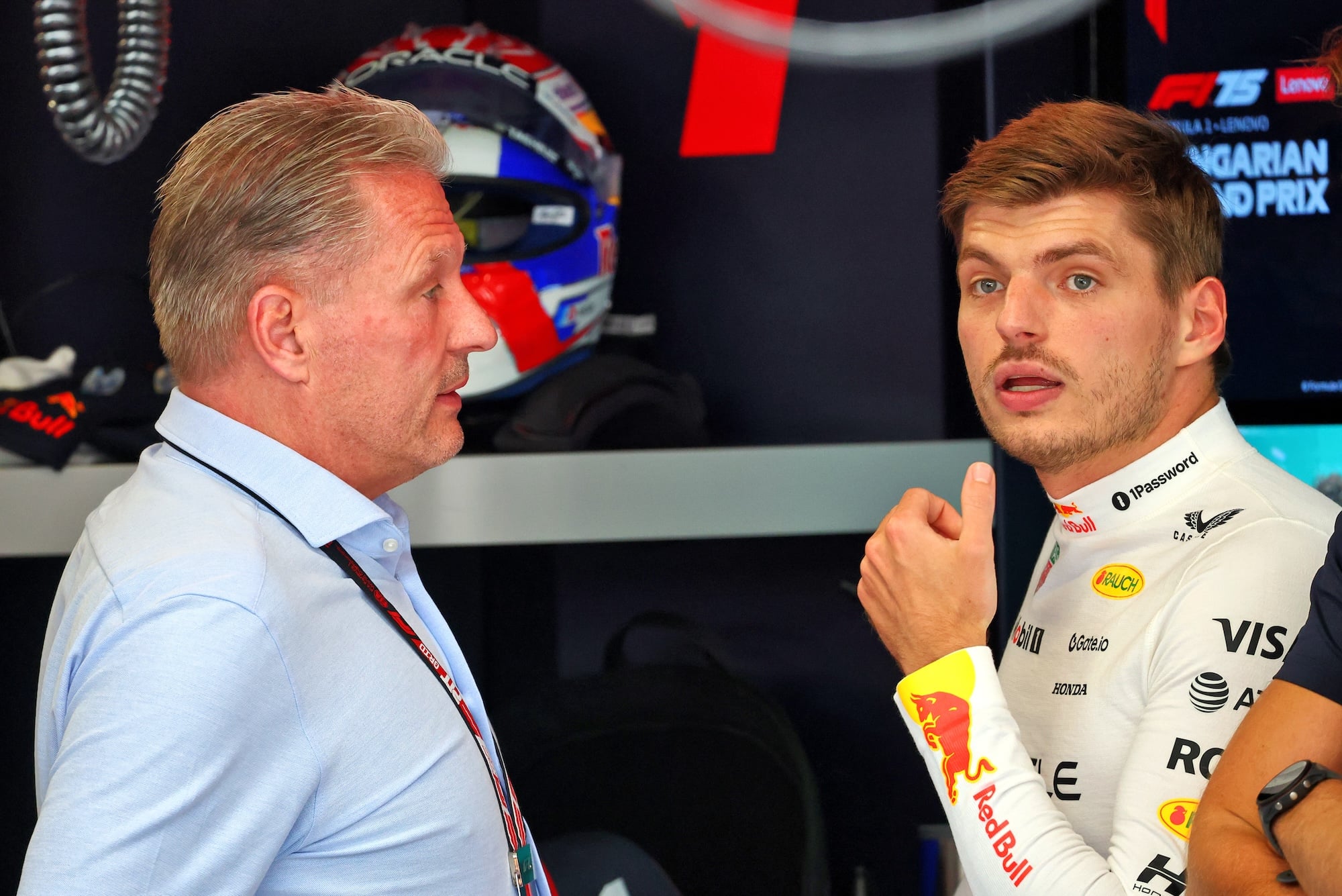 F1: Emerson Fittipaldi elogia Jos Verstappen por guiar Max até o sucesso (L to R): Jos Verstappen (NLD) with his son Max Verstappen (NLD) Red Bull Racing.