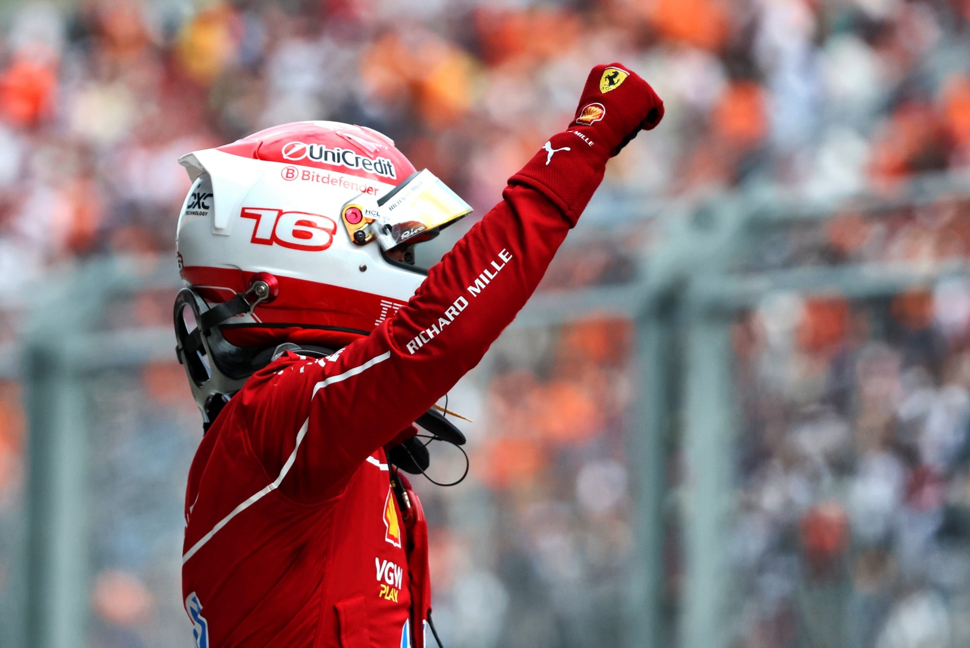 F1: Leclerc revela seu refúgio fora das pistas e destaca importância da família Charles Leclerc (MON) Ferrari celebrates his pole position in qualifying parc ferme.