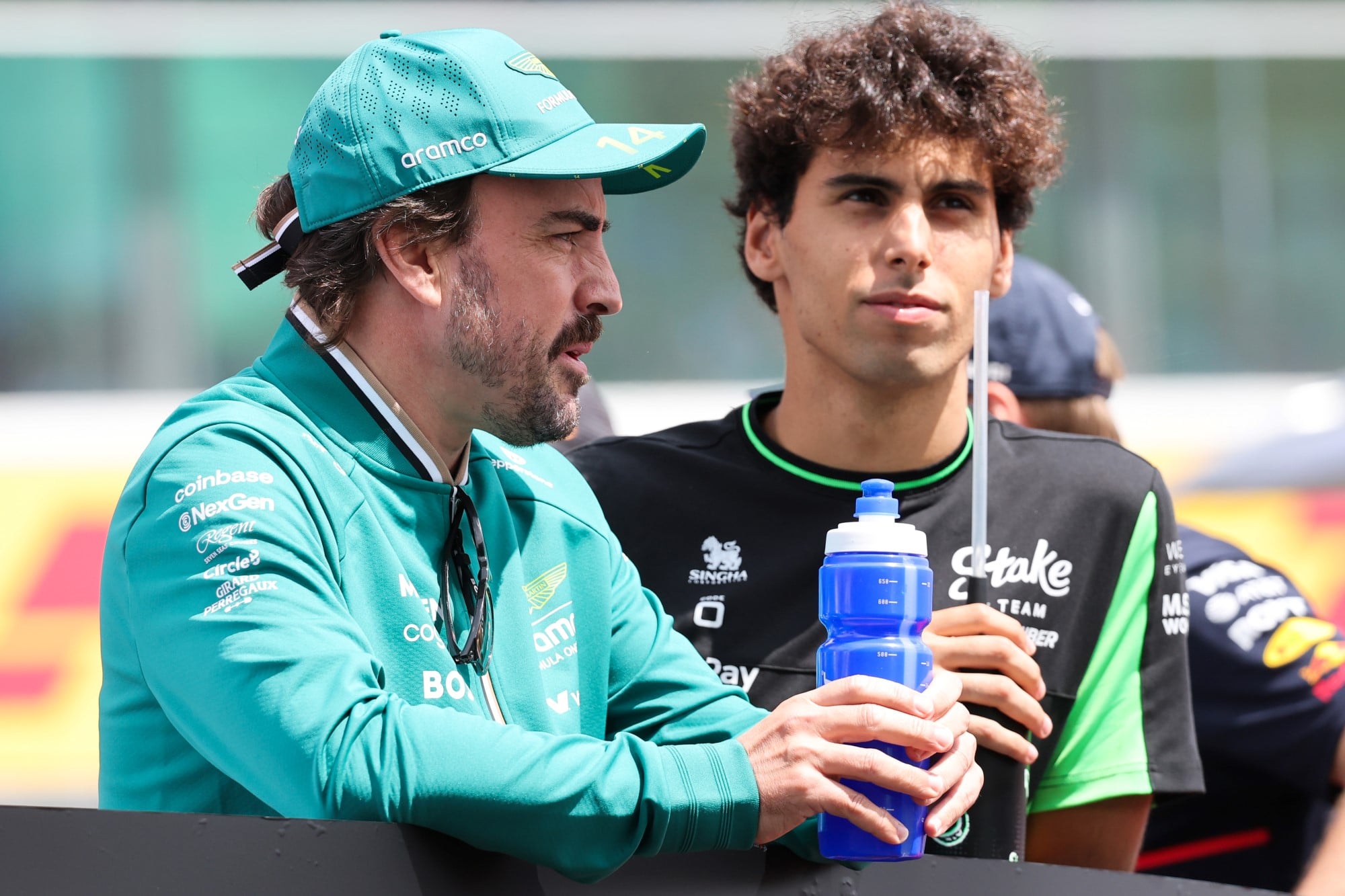 Bortoleto chama atenção por resultados e é elogiado por nomes da F1 Fernando Alonso (ESP), Aston Martin Racing and Gabriel Bortoleto (BRA), Sauber