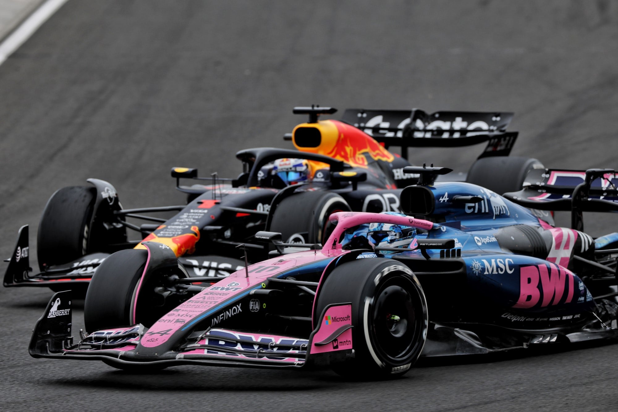 F1: Kristensen exalta calma de Verstappen no GP da Hungria Pierre Gasly (FRA) Alpine F1 Team A525 and Max Verstappen (NLD) Red Bull Racing RB21 battle for position.