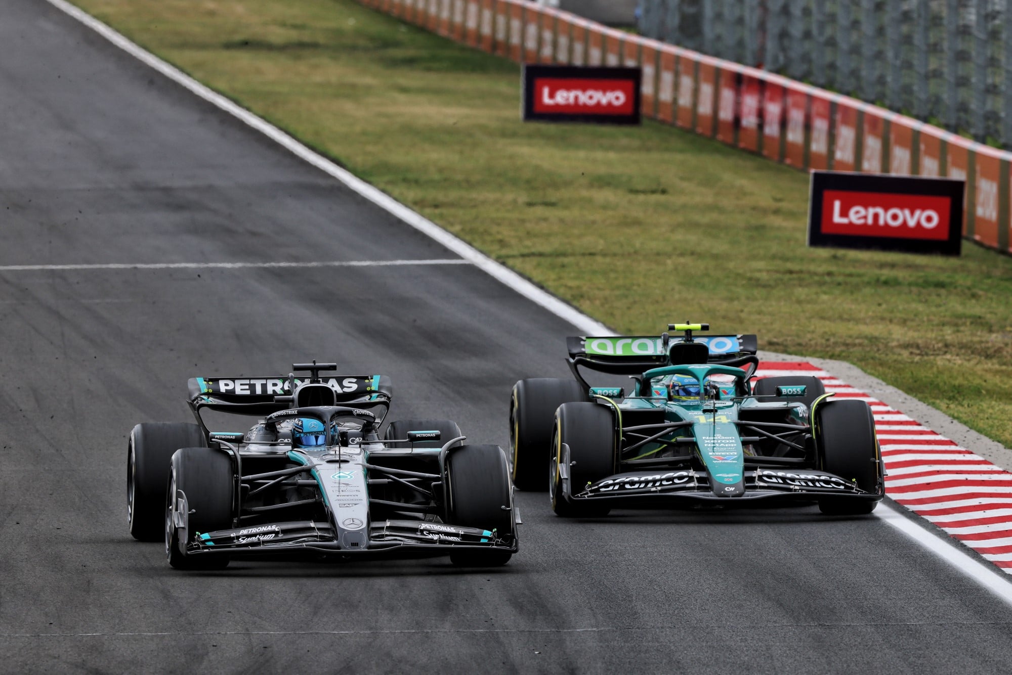F1: Mudança de regras pode ter piorado crise da Mercedes George Russell (GBR) Mercedes AMG F1 W16 and Fernando Alonso (ESP) Aston Martin F1 Team AMR25 battle for position.