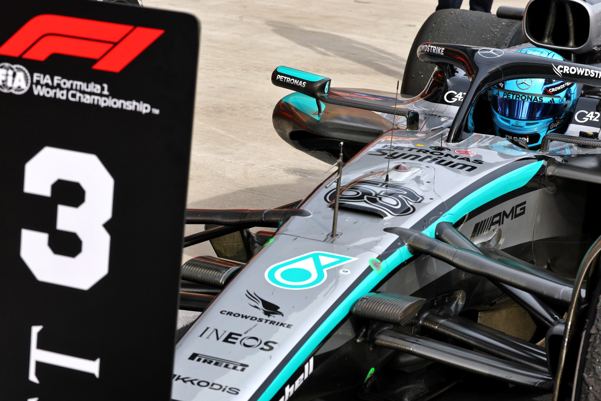 F1: Russell diz que "não há pressão" em assinar com Mercedes Third placed George Russell (GBR) Mercedes AMG F1 W16 in parc ferme.