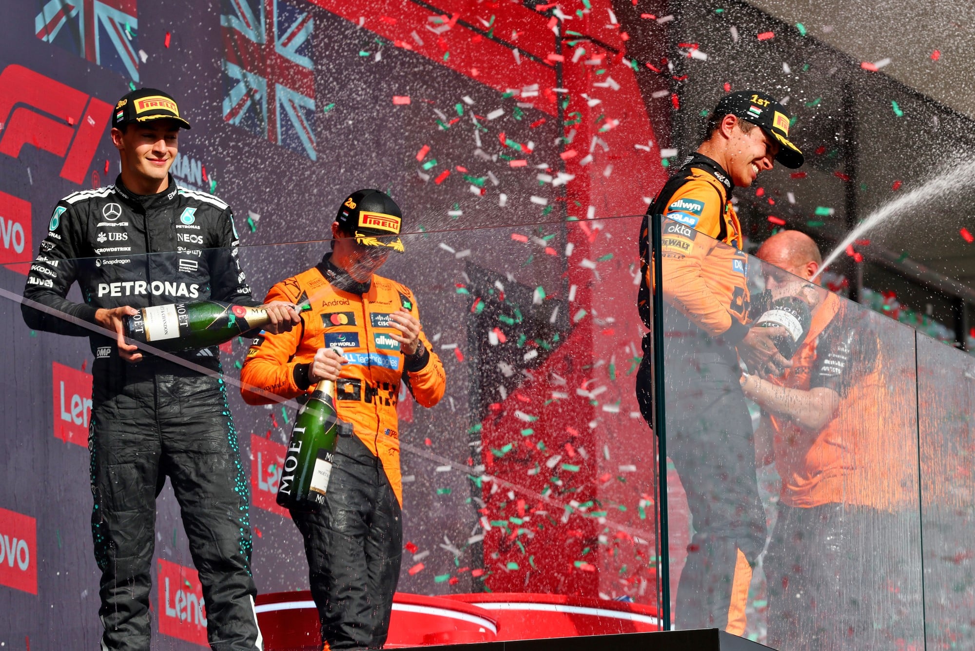 F1: Números e curiosidades do GP da Hungria 2025 com vitória da McLaren (L to R): George Russell (GBR) Mercedes AMG F1 celebrates his third position on the podium with second placed Oscar Piastri (AUS) McLaren and race winner Lando Norris (GBR) McLaren.