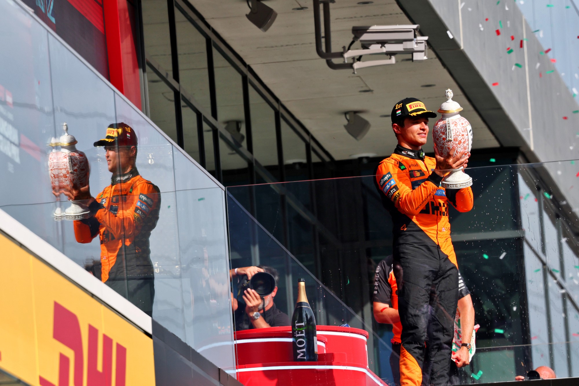 F1: Stella se vê como chefe de equipe de sorte: "Pilotos razoáveis e justos" Race winner Lando Norris (GBR) McLaren celebrates on the podium.
