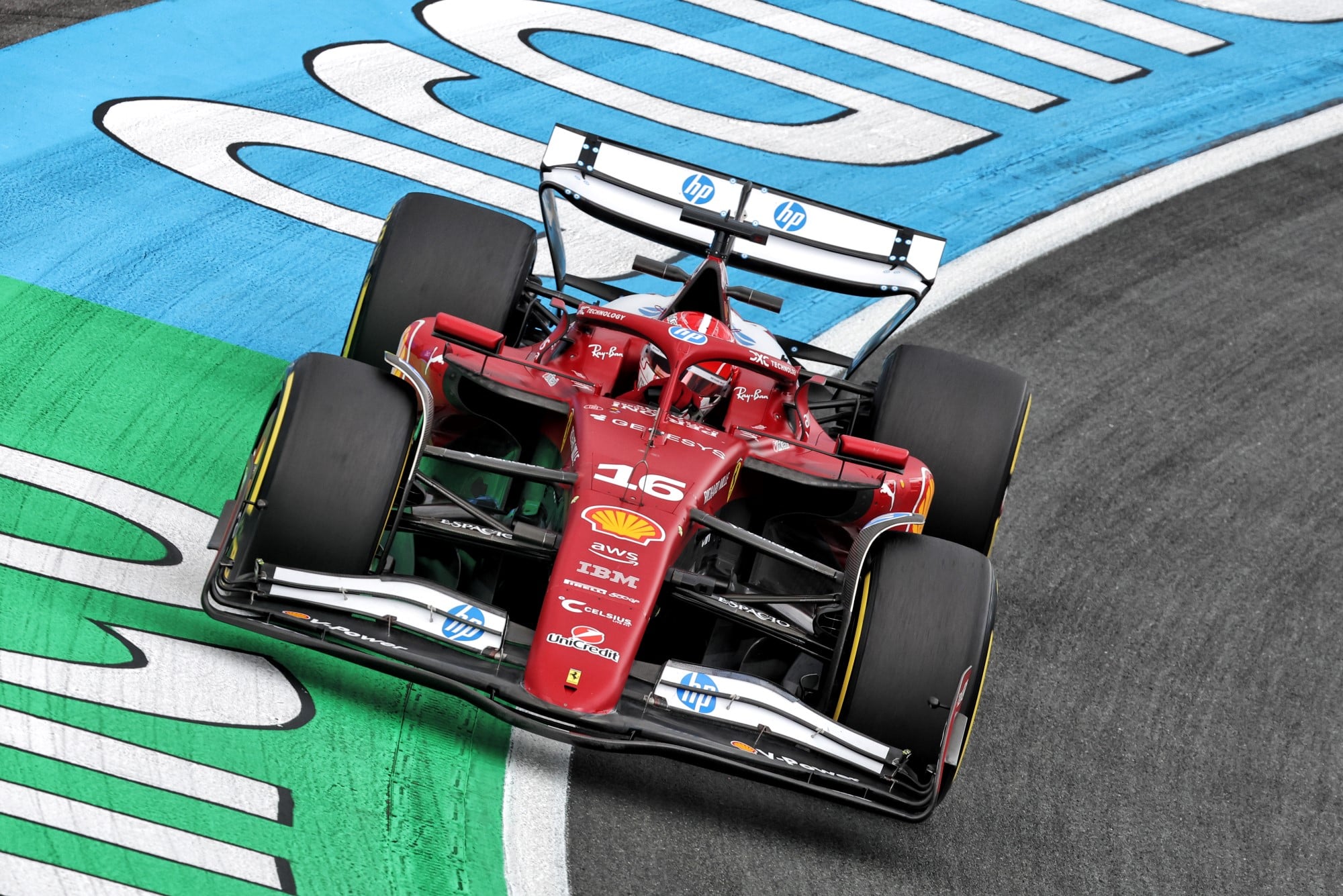 F1: Ações da Ferrari despencam após projeções decepcionarem investidores Charles Leclerc (MON) Ferrari SF-25.