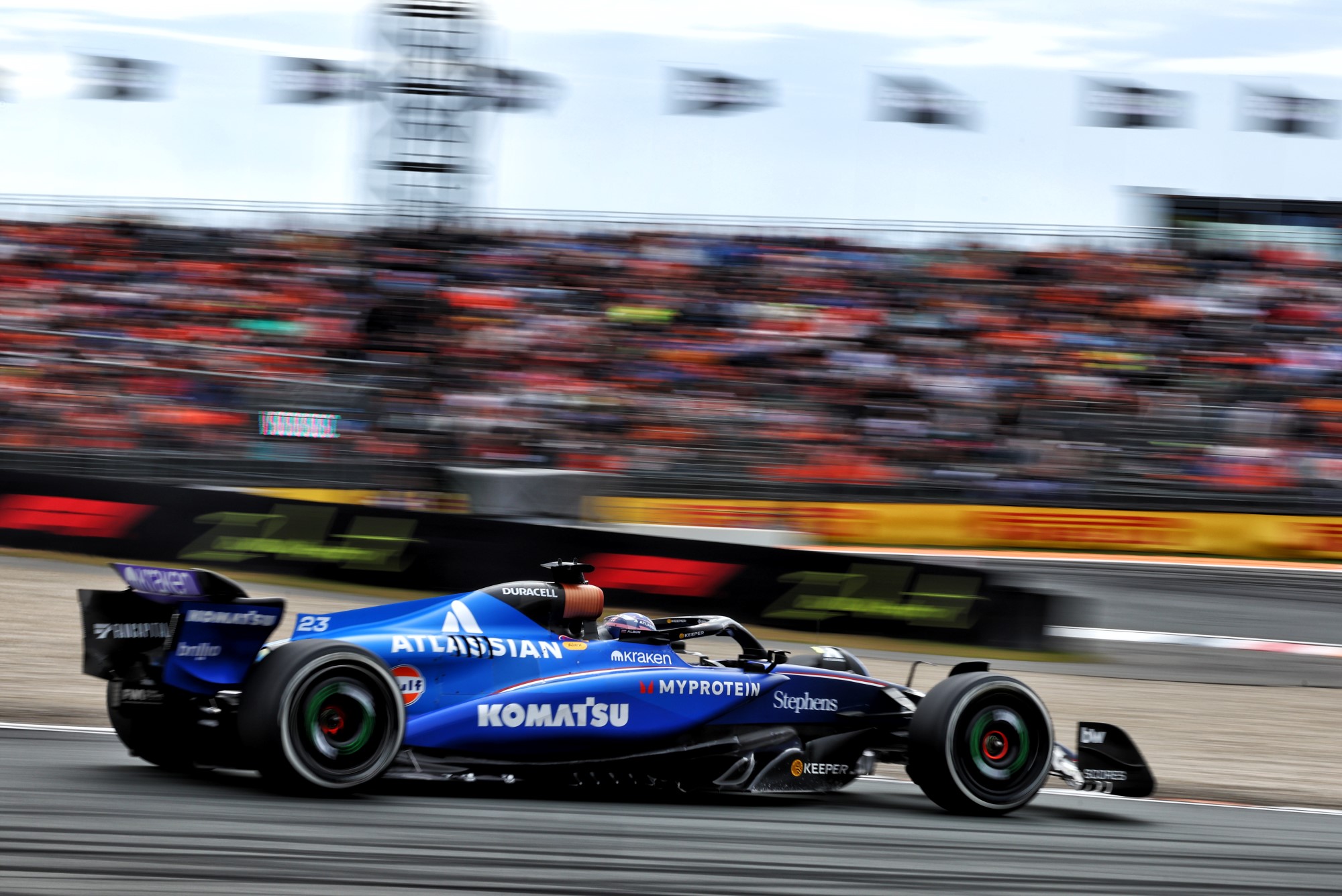 F1: Albon celebra evolução da Williams e descarta saída da equipe Alexander Albon (THA) Atlassian Williams Racing FW47.