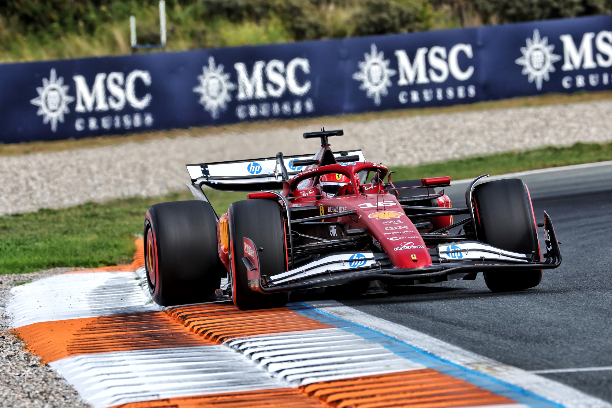 F1: Ferrari usa recurso aerodinâmico inovador em teste de pneus da Pirelli Charles Leclerc (MON) Ferrari SF-25.