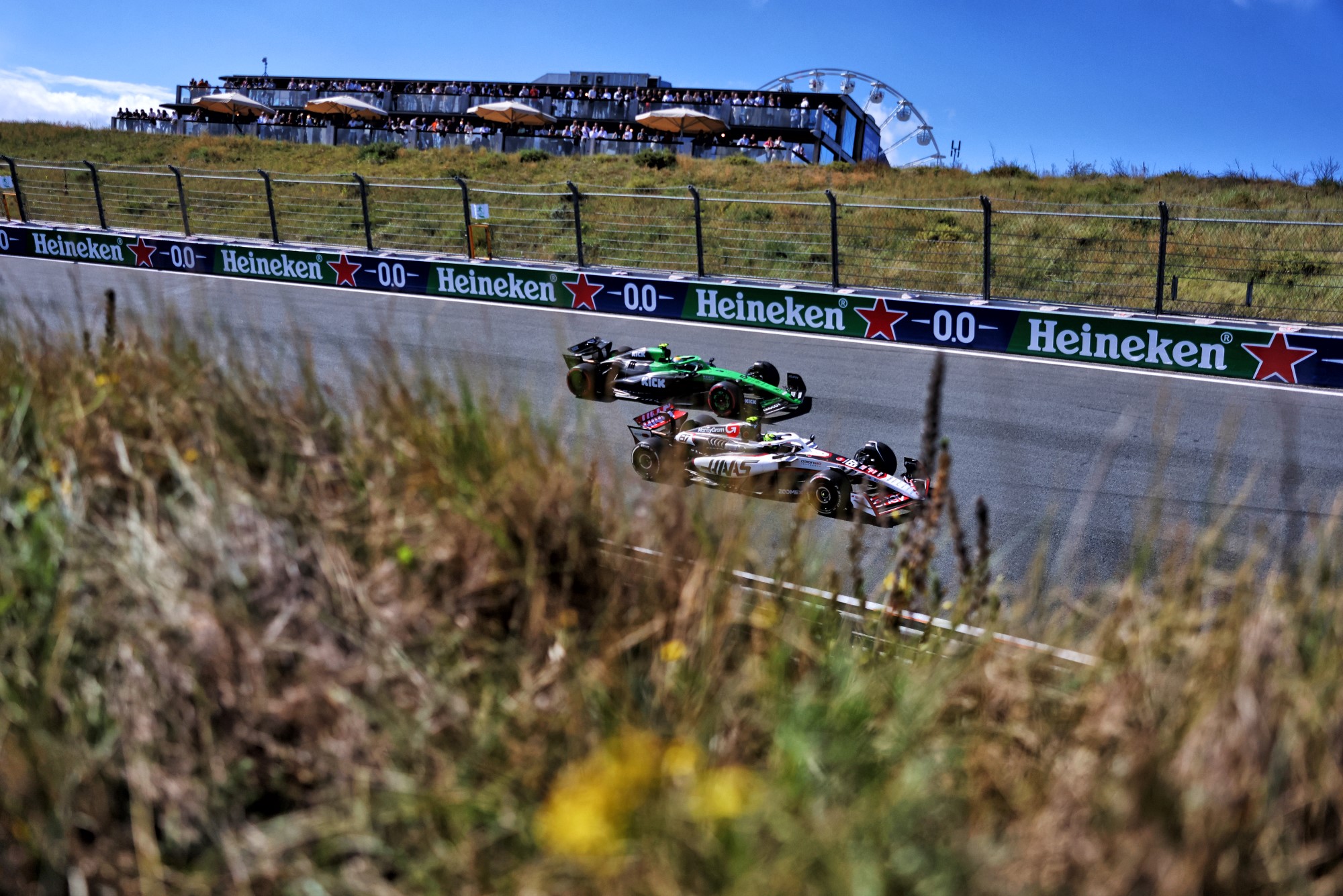 Oliver Bearman (GBR) Haas VF-25 and Gabriel Bortoleto (BRA) Sauber C45.