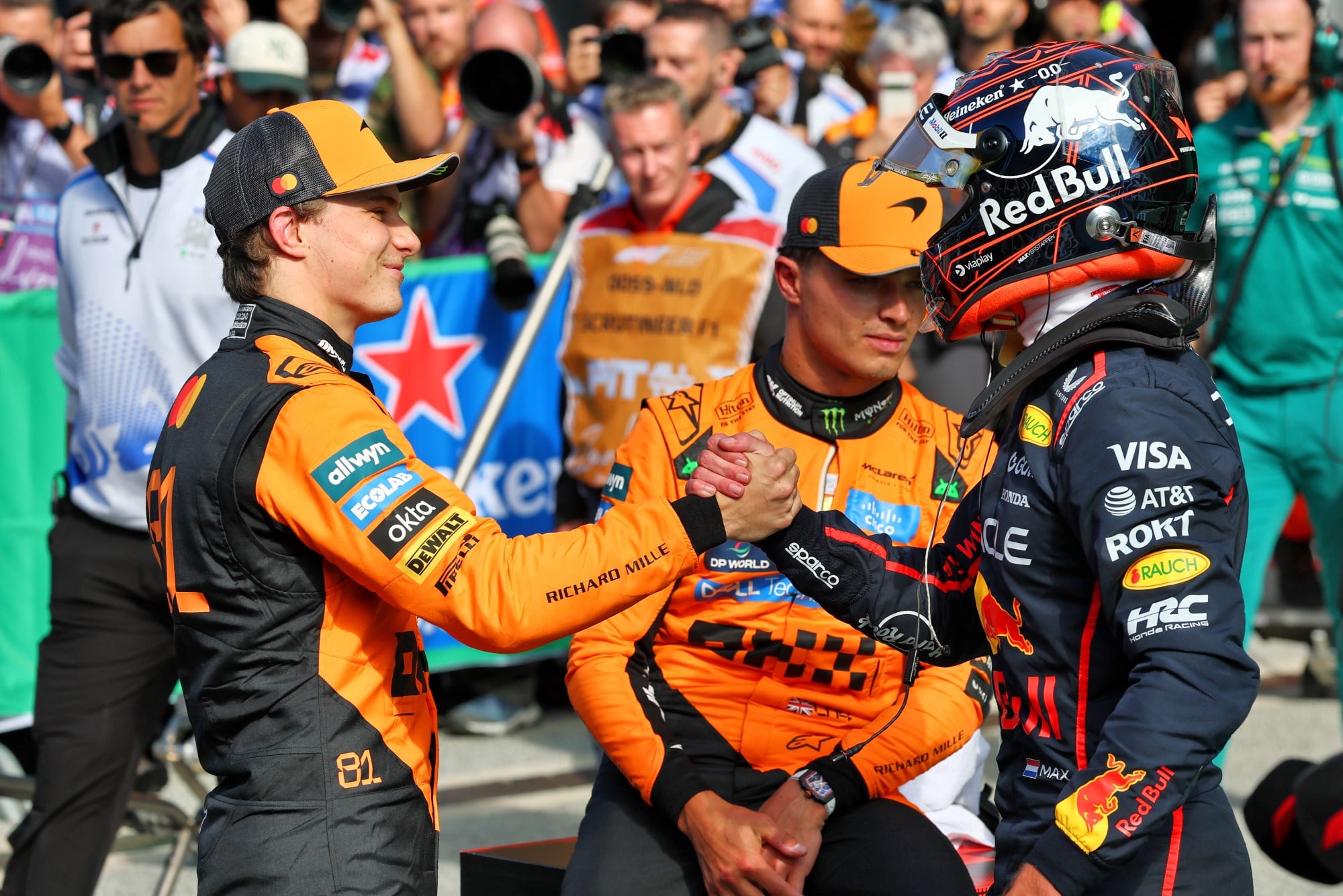 F1: McLaren admite risco de repetir cenário de 2007 com disputa interna e ameaça de Verstappen (L to R): Pole sitter Oscar Piastri (AUS) McLaren in qualifying parc ferme with second placed team mate Lando Norris (GBR) McLaren and third placed Max Verstappen (NLD) Red Bull Racing.