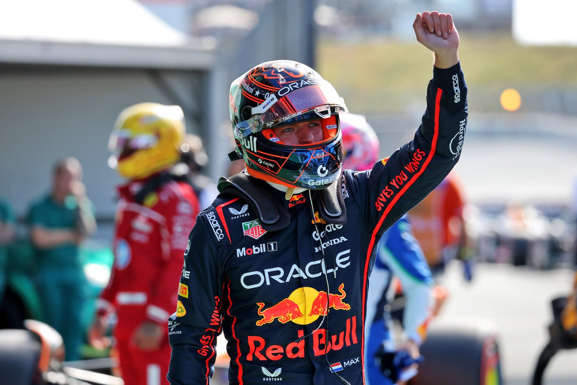 F1: Coulthard aponta cenário em que Verstappen pode vencer no GP da Holanda Max Verstappen (NLD) Red Bull Racing celebrates his third position in qualifying parc ferme.