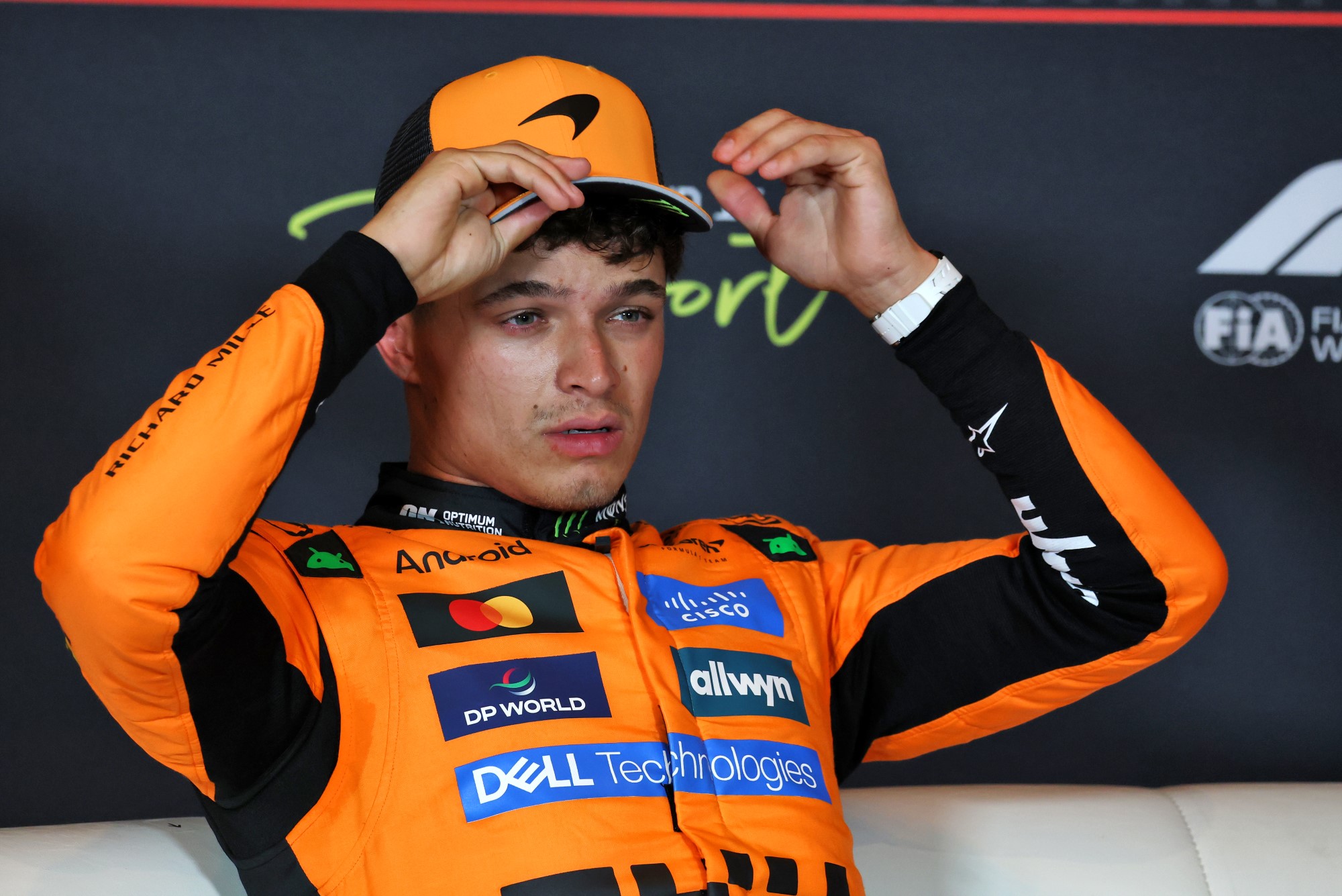 F1: McLaren identifica causa do abandono de Norris em Zandvoort Lando Norris (GBR) McLaren in the post qualifying FIA Press Conference.