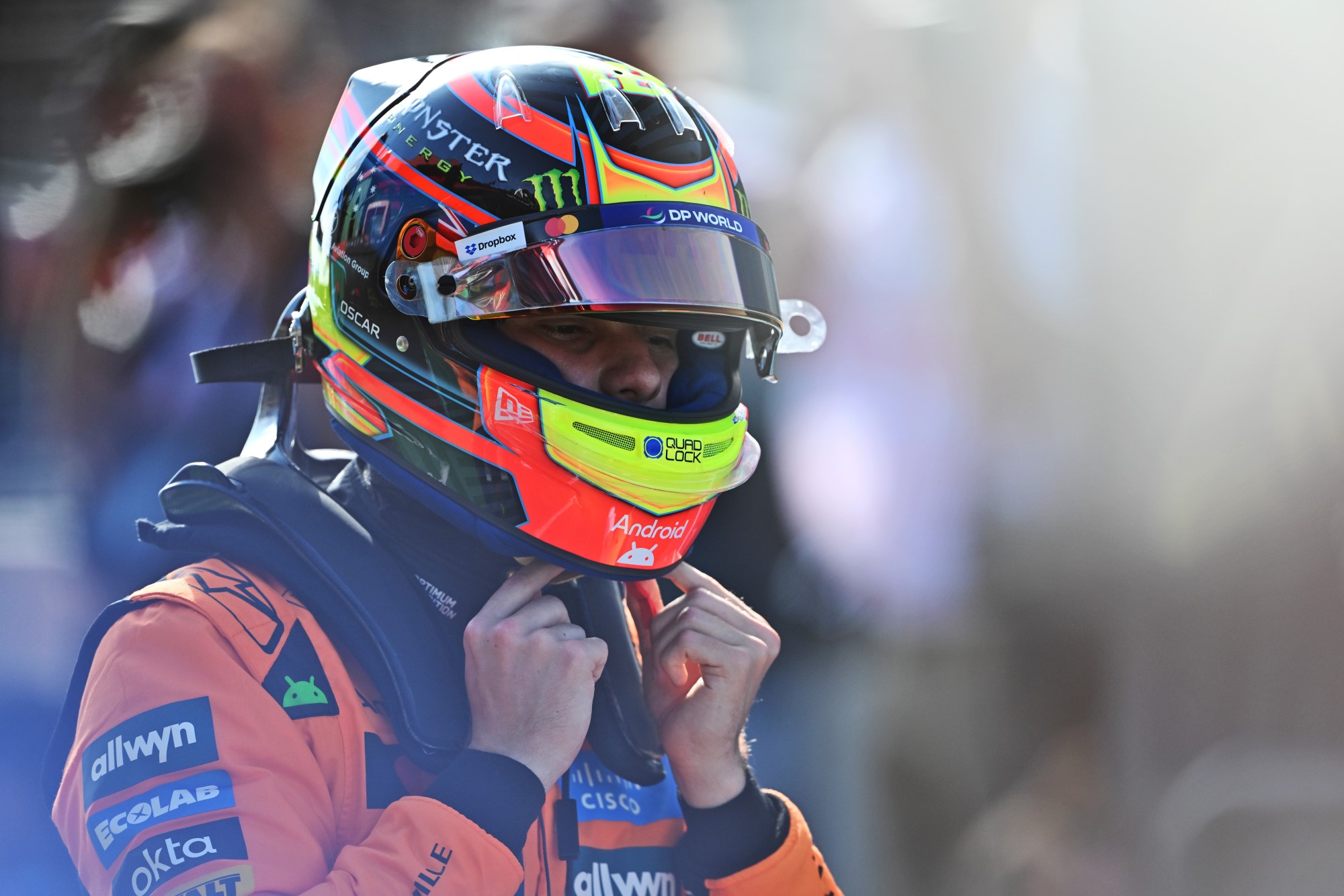 F1: Pilotos da McLaren confiantes para corrida no Azerbaijão Pole sitter Oscar Piastri (AUS) McLaren in qualifying parc ferme.