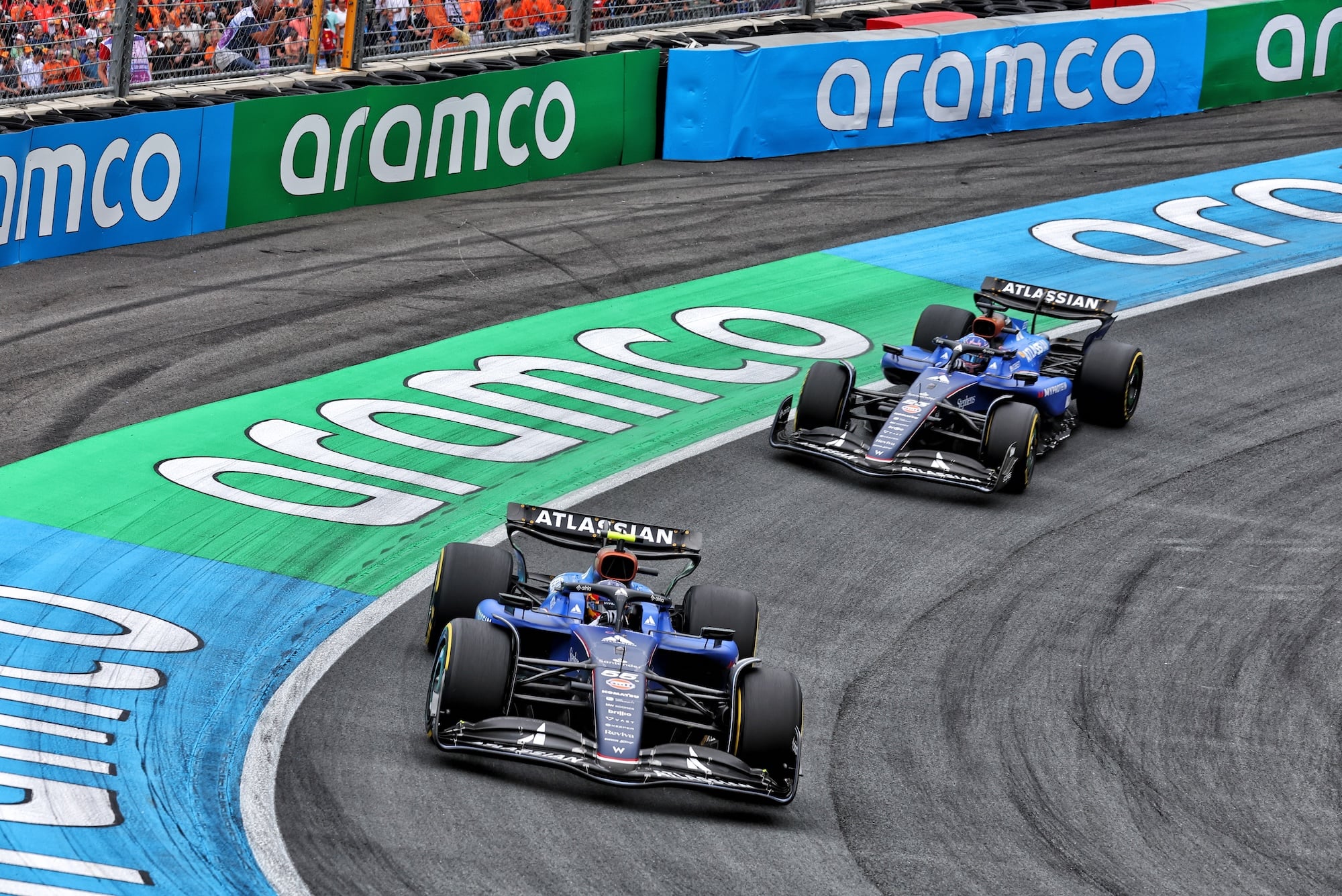 F1: Veja a galeria completa do GP da Holanda 2025 Carlos Sainz (ESP) Atlassian Williams Racing FW47 leads team mate Alexander Albon (THA) Atlassian Williams Racing FW47.