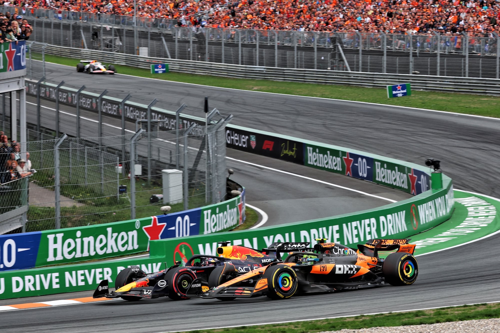 Max Verstappen (NLD) Red Bull Racing RB21 and Lando Norris (GBR) McLaren MCL39 battle for position.