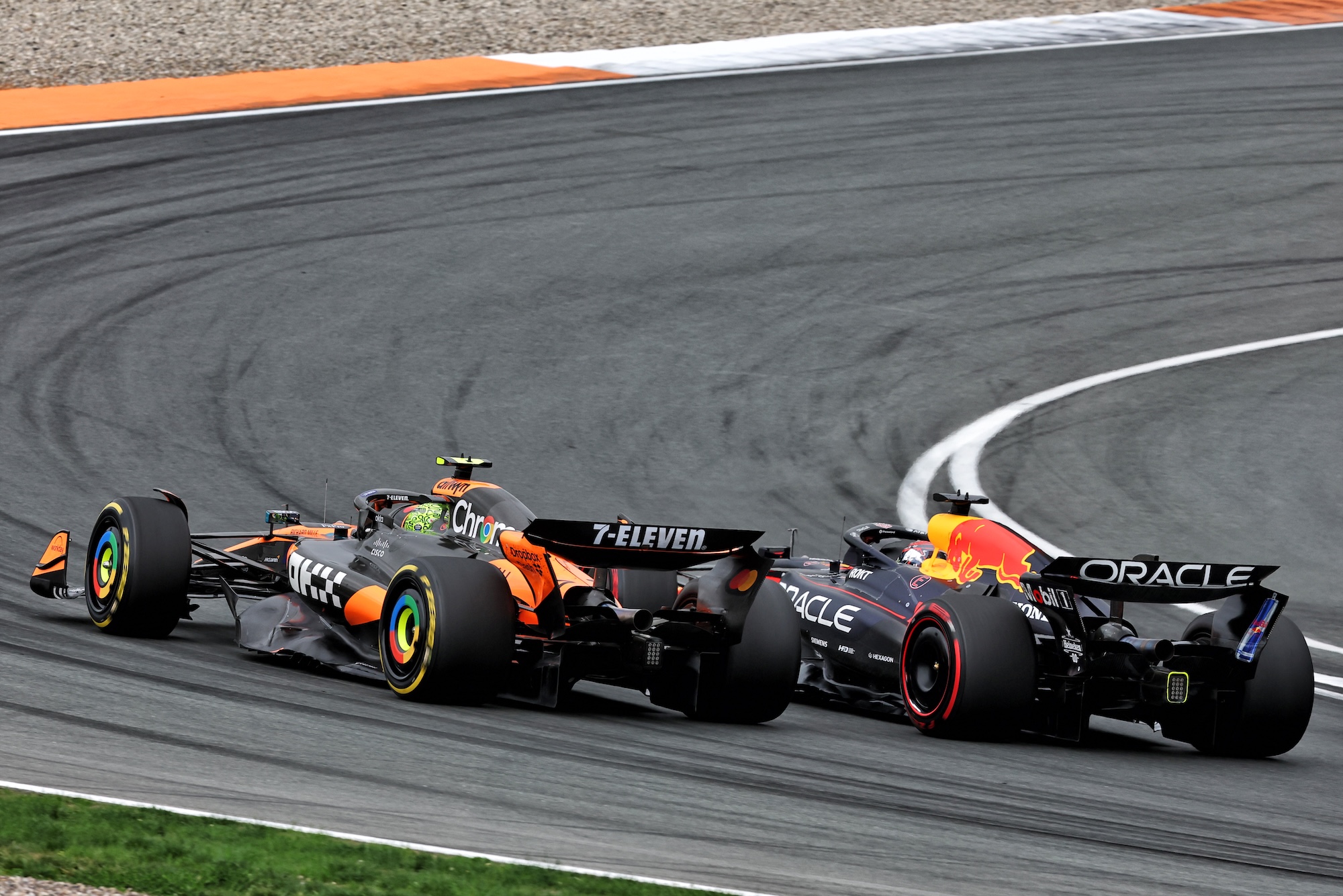 F1: Veja a galeria completa do GP da Holanda 2025 Max Verstappen (NLD) Red Bull Racing RB21 and Lando Norris (GBR) McLaren MCL39 battle for position.
