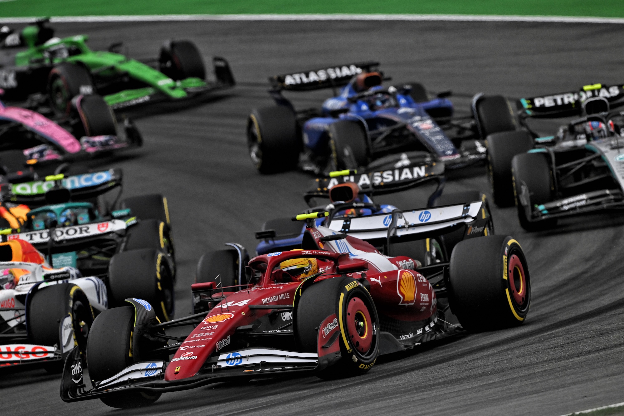 F1: Hamilton reclama de punição “exagerada” que terá que cumprir na Itália Lewis Hamilton (GBR) Ferrari SF-25 at the start of the race.