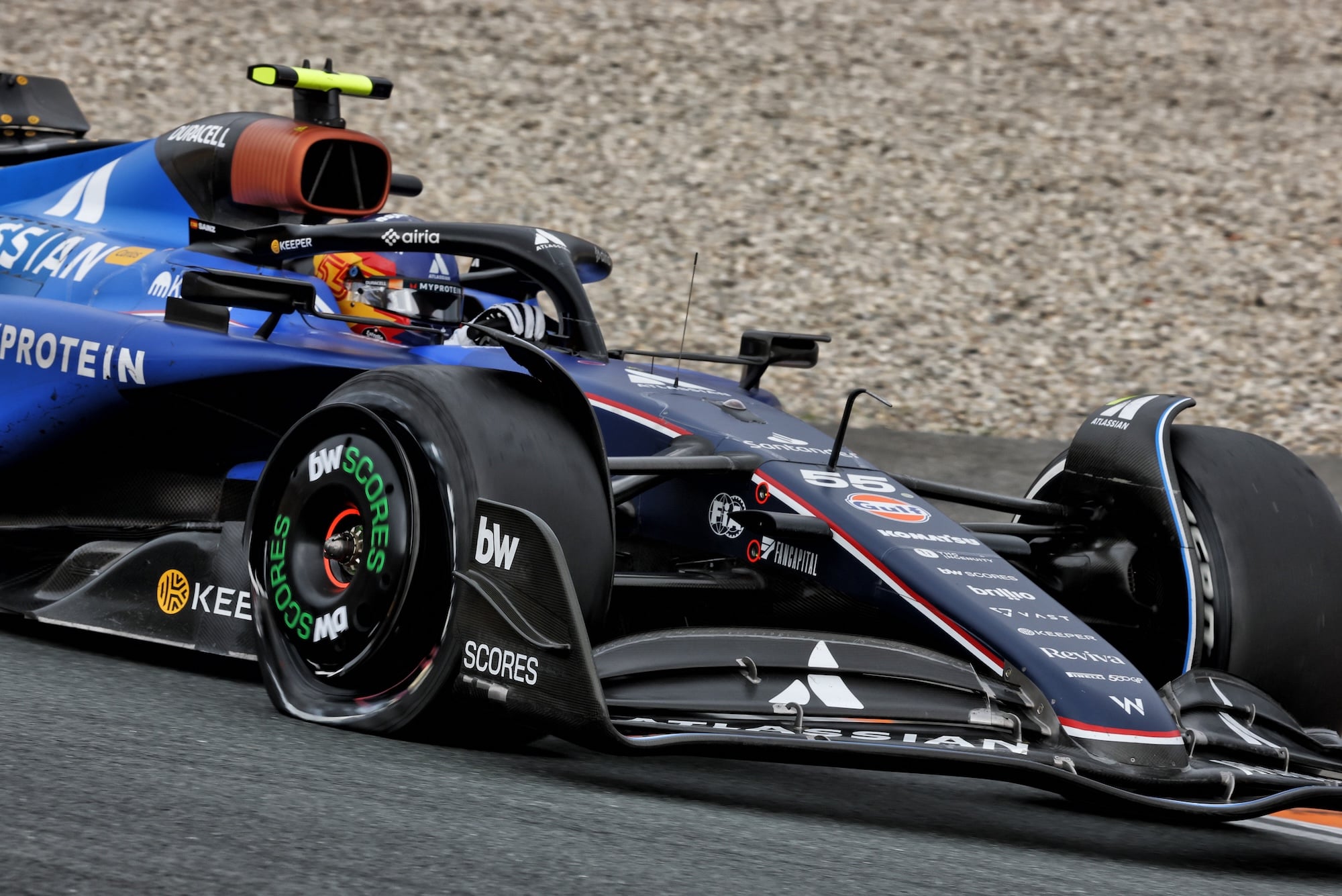 F1: Williams anuncia acordo com New Era e encerra ciclo com Puma Carlos Sainz (ESP) Atlassian Williams Racing FW47 with a puncture.