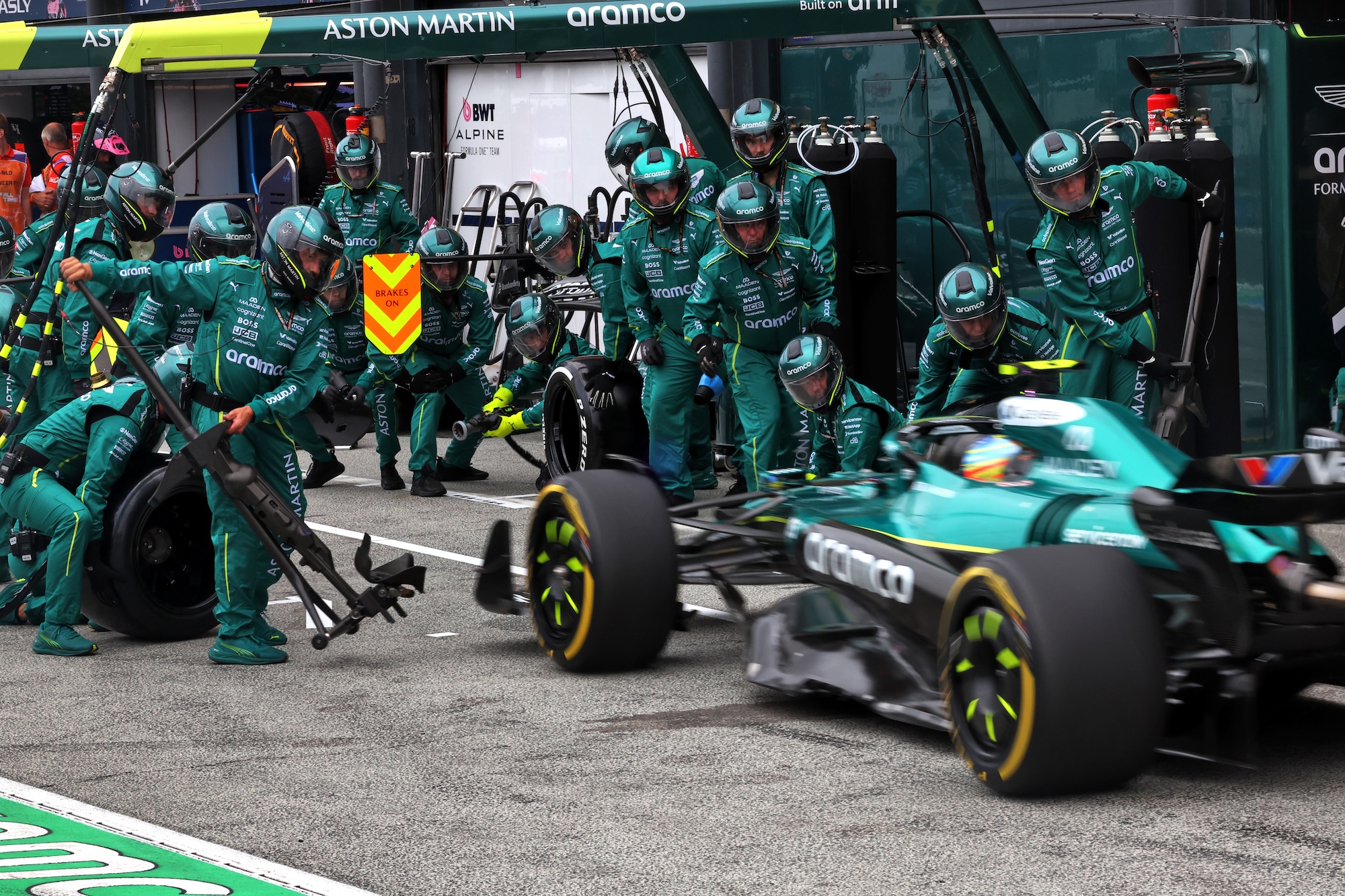 F1: Veja a galeria completa do GP da Holanda 2025 Fernando Alonso (ESP) Aston Martin F1 Team AMR25 makes a pit stop.
