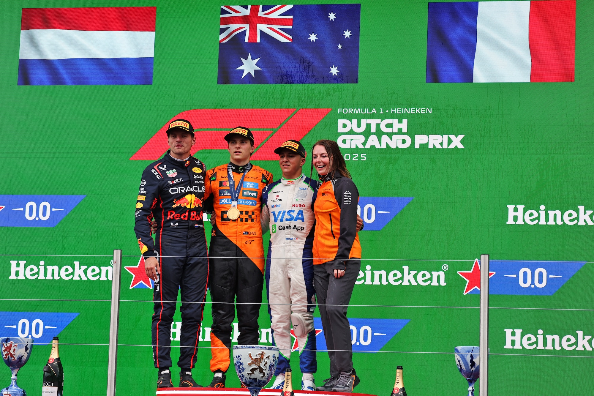 F1: Veja a galeria completa do GP da Holanda 2025 The podium (L to R): Max Verstappen (NLD) Red Bull Racing, second; Oscar Piastri (AUS) McLaren, race winner; Isack Hadjar (FRA) Racing Bulls, third; Laura Bowden (GBR) McLaren Chief Financial Officer.
