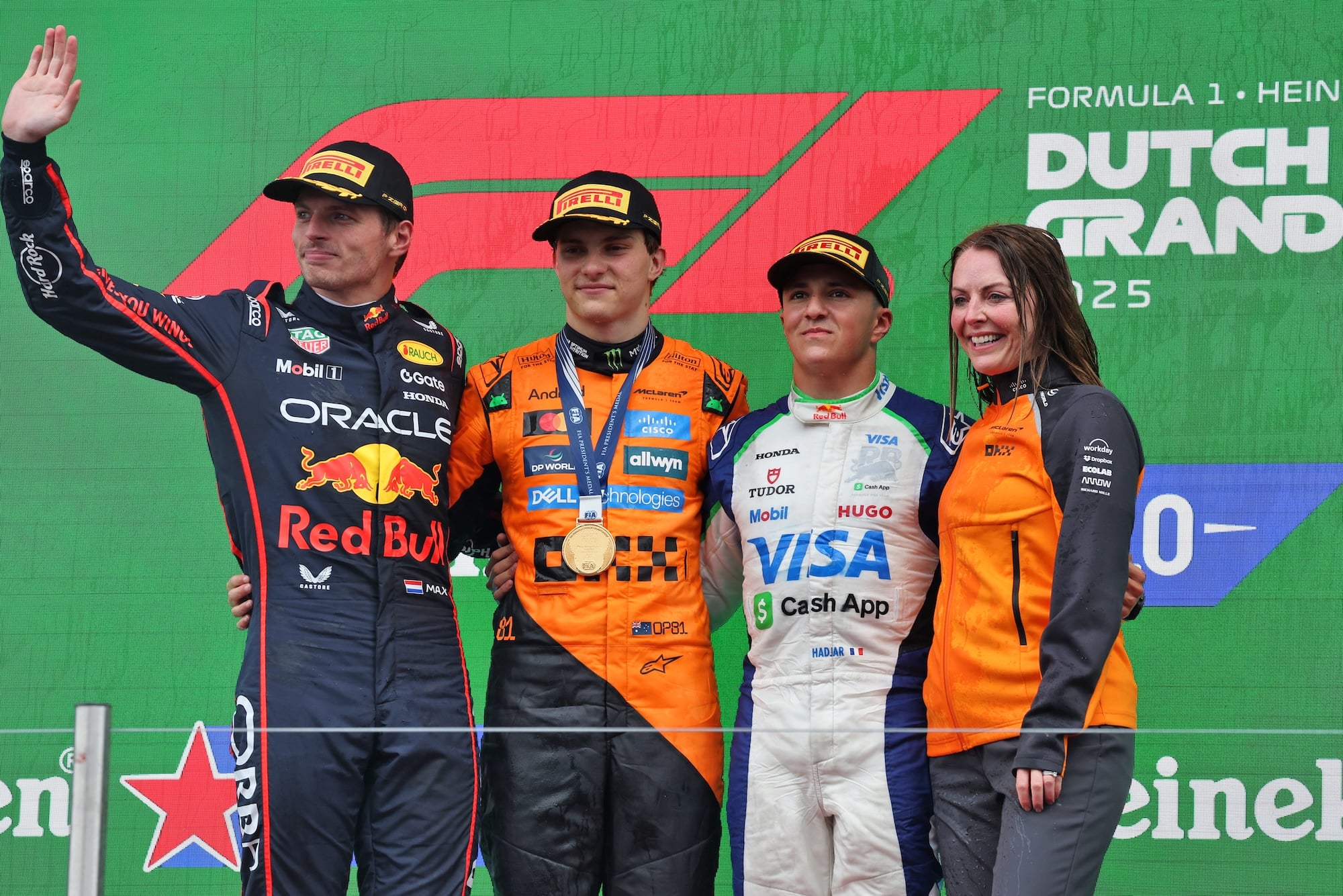 Hadjar se torna o quinto piloto mais jovem a subir ao pódio na história da F1 The podium (L to R): Max Verstappen (NLD) Red Bull Racing, second; Oscar Piastri (AUS) McLaren, race winner; Isack Hadjar (FRA) Racing Bulls, third; Laura Bowden (GBR) McLaren Chief Financial Officer.