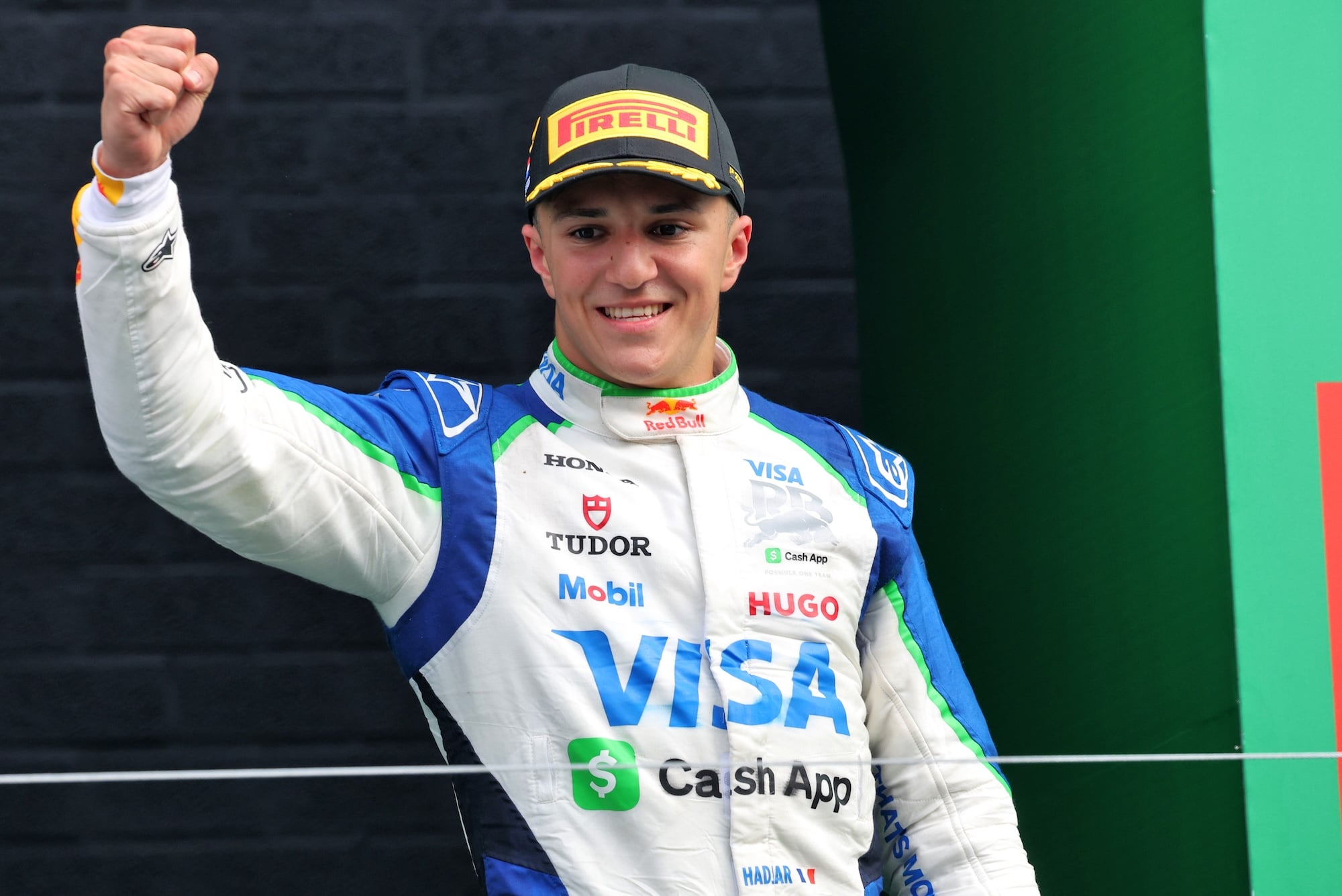 F1: Hadjar diz ter estratégia ideal para enfrentar Verstappen na Red Bull Isack Hadjar (FRA) Racing Bulls celebrates his third position on the podium.