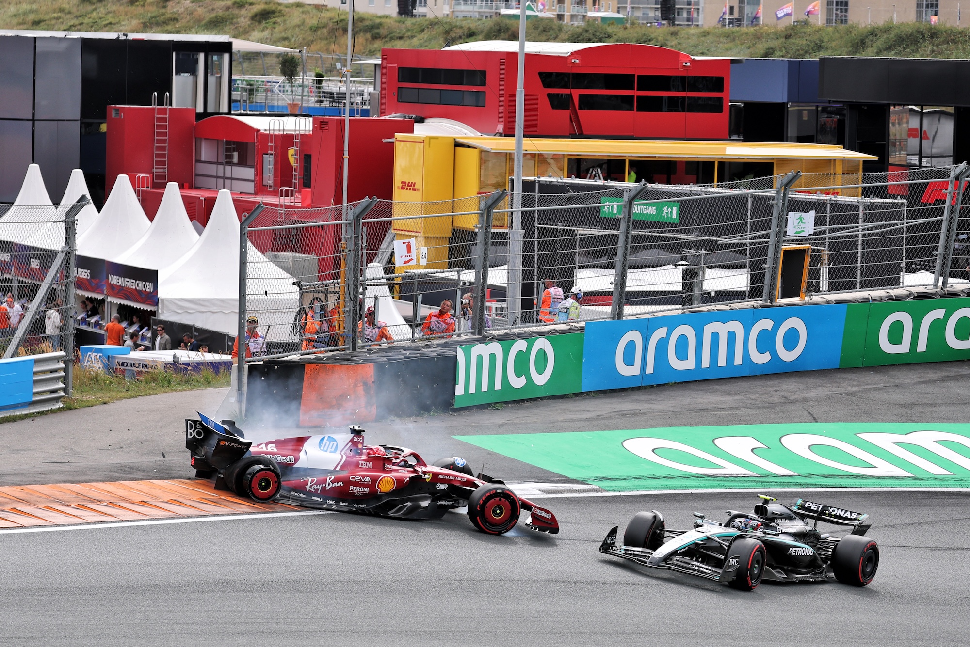 F1: Wolff compara Antonelli a Verstappen após acidente com Leclerc na Holanda Charles Leclerc (MON) Ferrari SF-25 crashed out of the race after colliding with Andrea Kimi Antonelli (ITA) Mercedes AMG F1 W16.