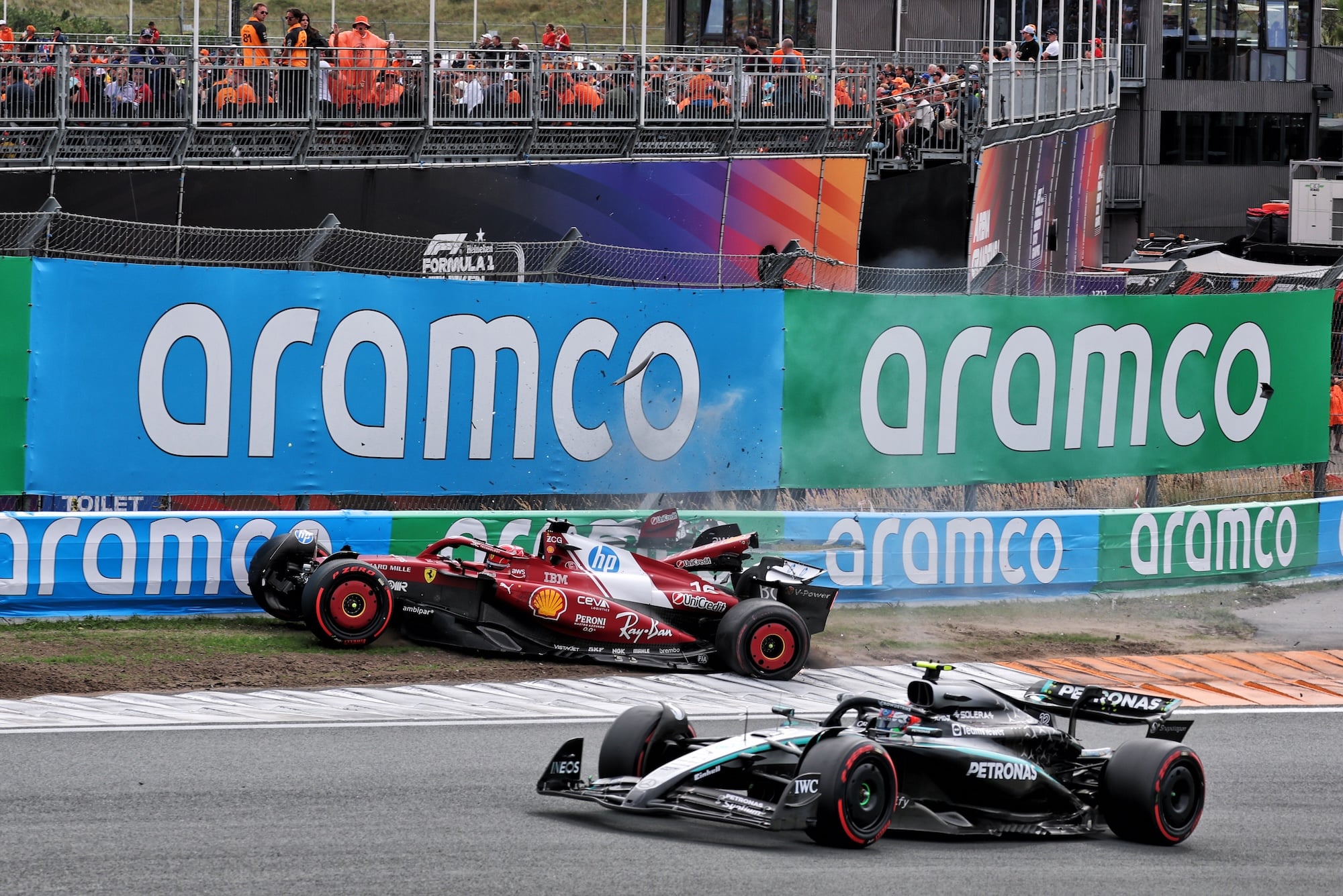 F1: FIA aplica terceira penalização a Antonelli após acidente com Leclerc Charles Leclerc (MON) Ferrari SF-25 crashed out of the race after colliding with Andrea Kimi Antonelli (ITA) Mercedes AMG F1 W16.