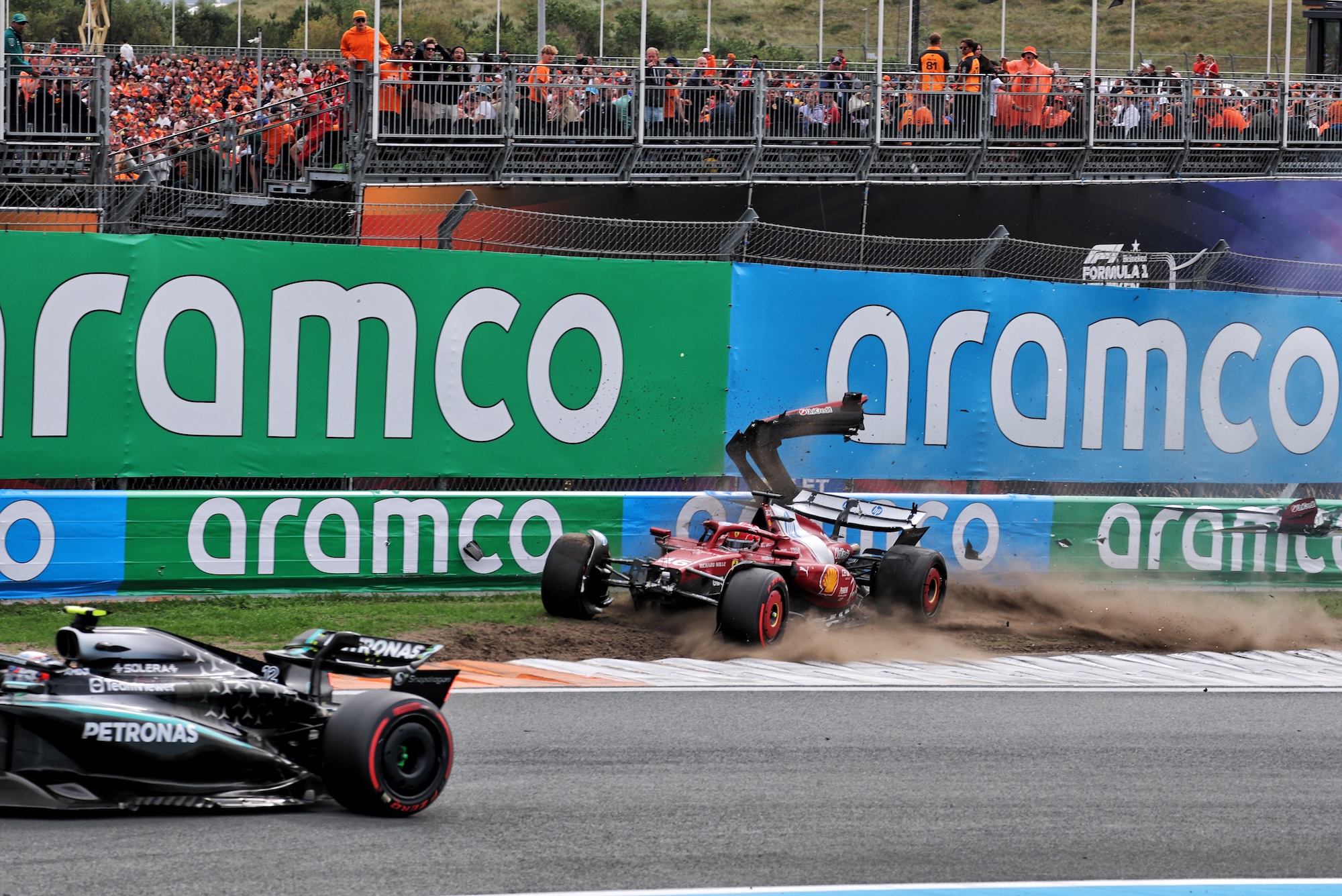 F1: Antonelli diz que vai “pensar duas vezes” após erro em Zandvoort Charles Leclerc (MON) Ferrari SF-25 crashed out of the race after colliding with Andrea Kimi Antonelli (ITA) Mercedes AMG F1 W16.