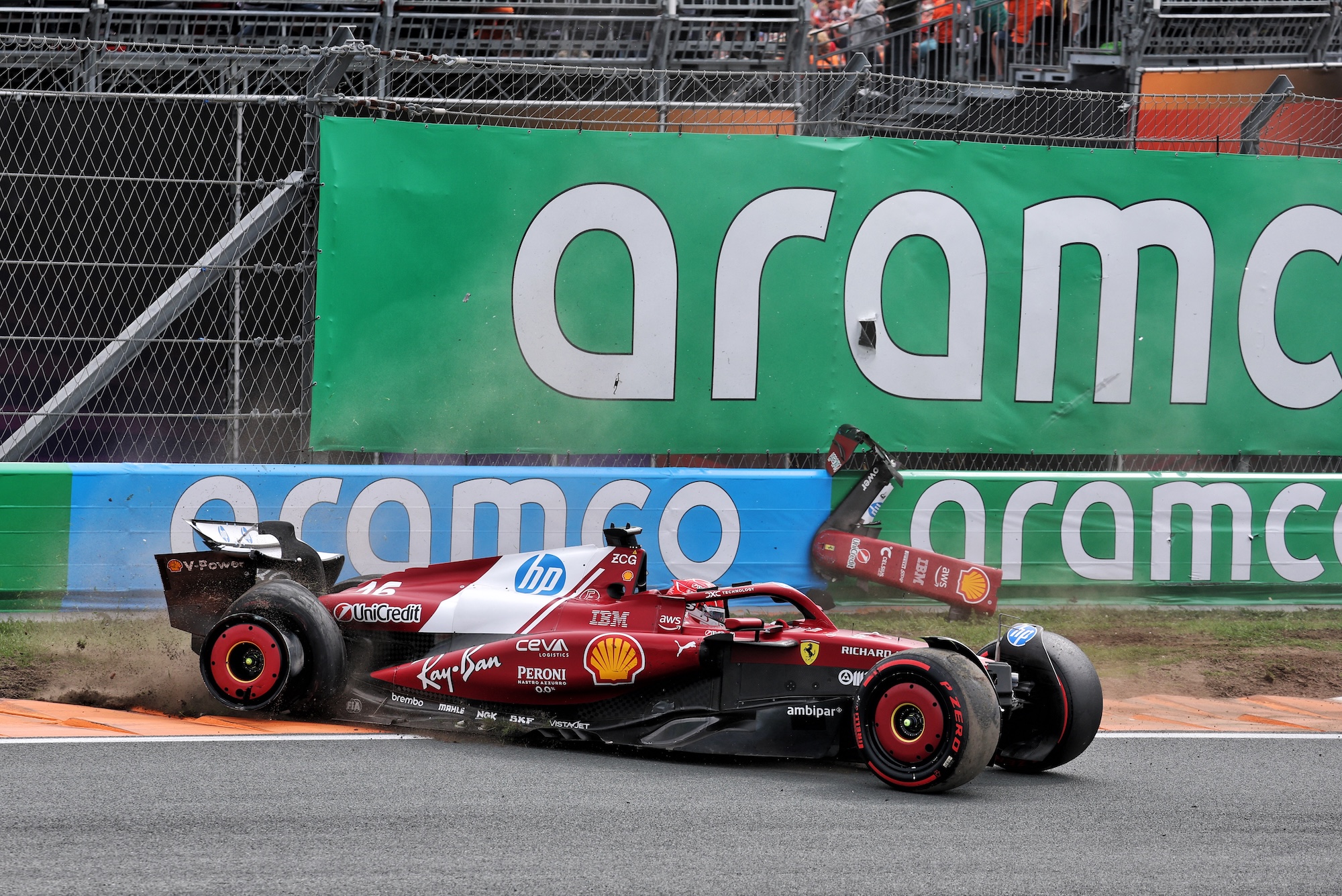 F1: Veja a galeria completa do GP da Holanda 2025 Charles Leclerc (MON) Ferrari SF-25 crashed out of the race.
