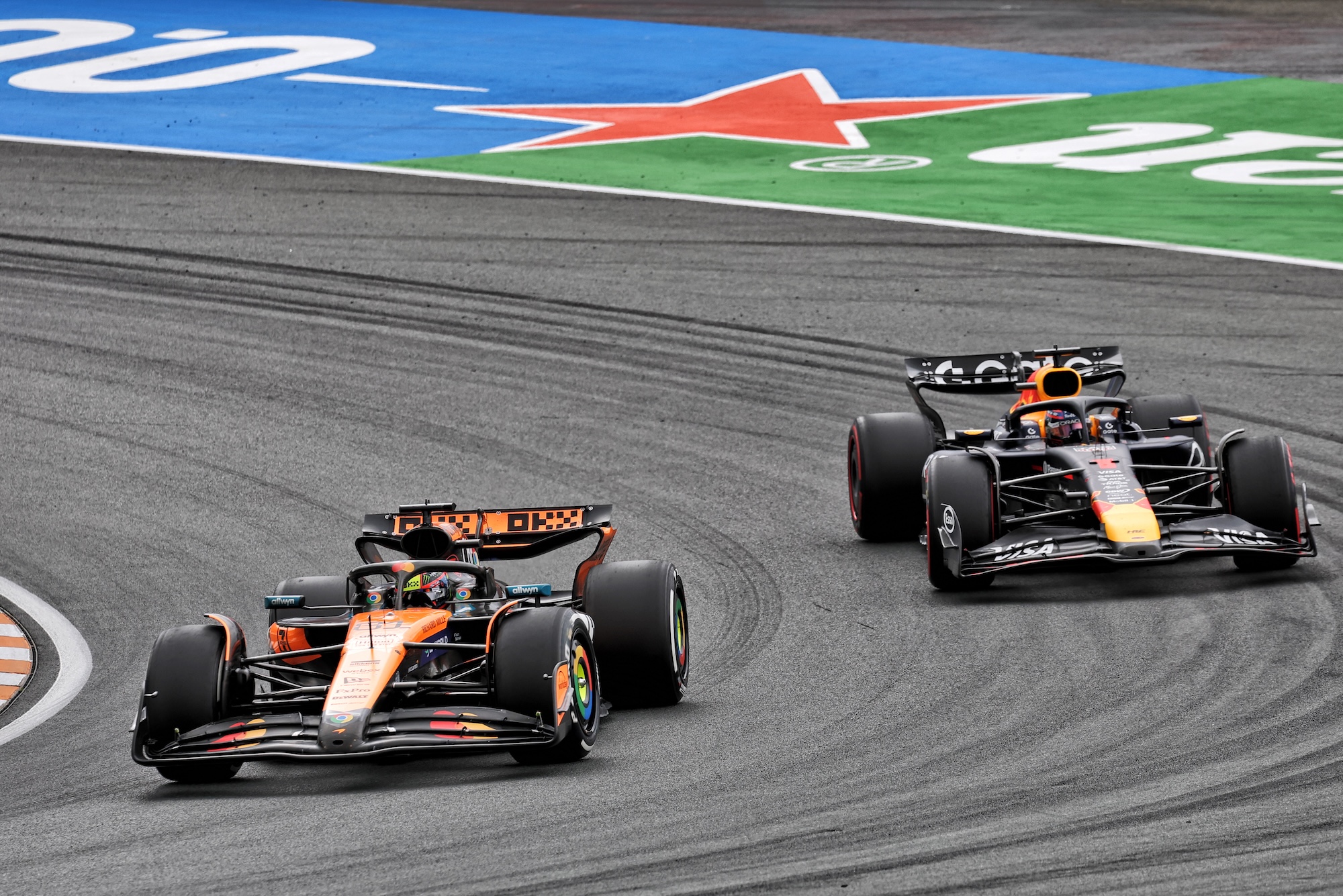 F1: Abandono de Norris em Zandvoort dá respiro a Piastri; confira classificação Oscar Piastri (AUS) McLaren MCL39 leads Max Verstappen (NLD) Red Bull Racing RB21.