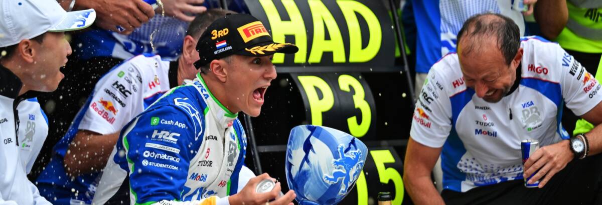 F1: Pódio histórico de Hadjar termina com troféu quebrado