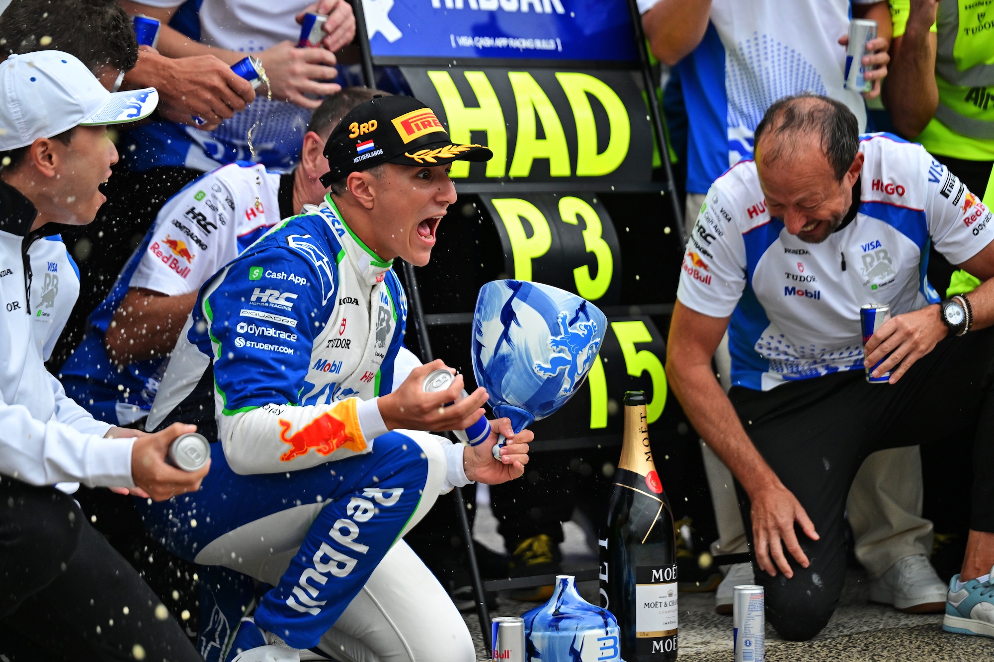 F1: Villeneuve crava Hadjar na Red Bull ao lado de Verstappen em 2026 Isack Hadjar (FRA) Racing Bulls celebrates his third position with the team.