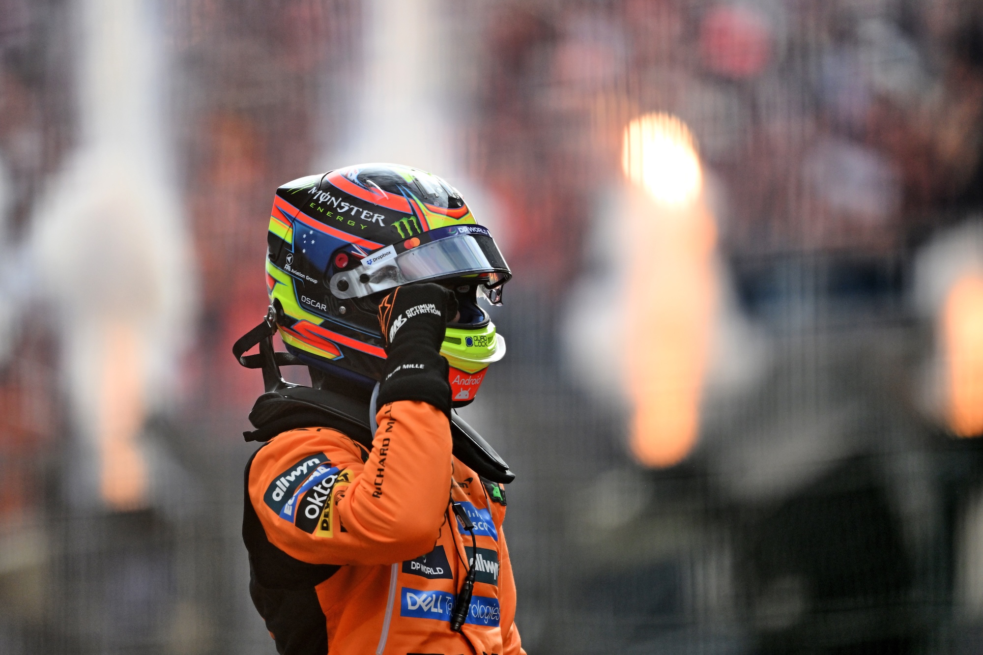 F1: Piastri supera Verstappen e mira recorde histórico de Hamilton Race winner Oscar Piastri (AUS) McLaren celebrates in parc ferme.