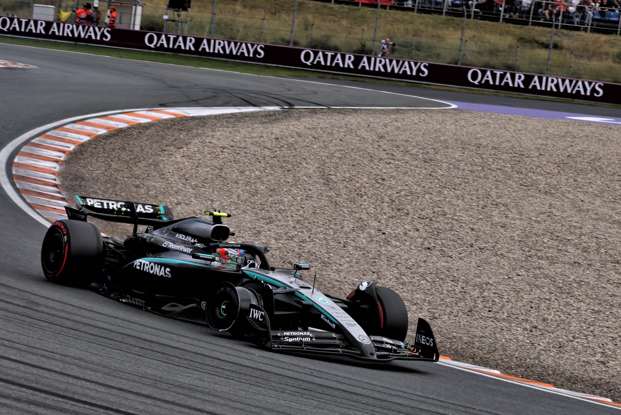 F1: Mercedes tenta retomar fôlego no Azerbaijão após sequência difícil Andrea Kimi Antonelli (ITA) Mercedes AMG F1 W16 with a puncture and broken front wing.