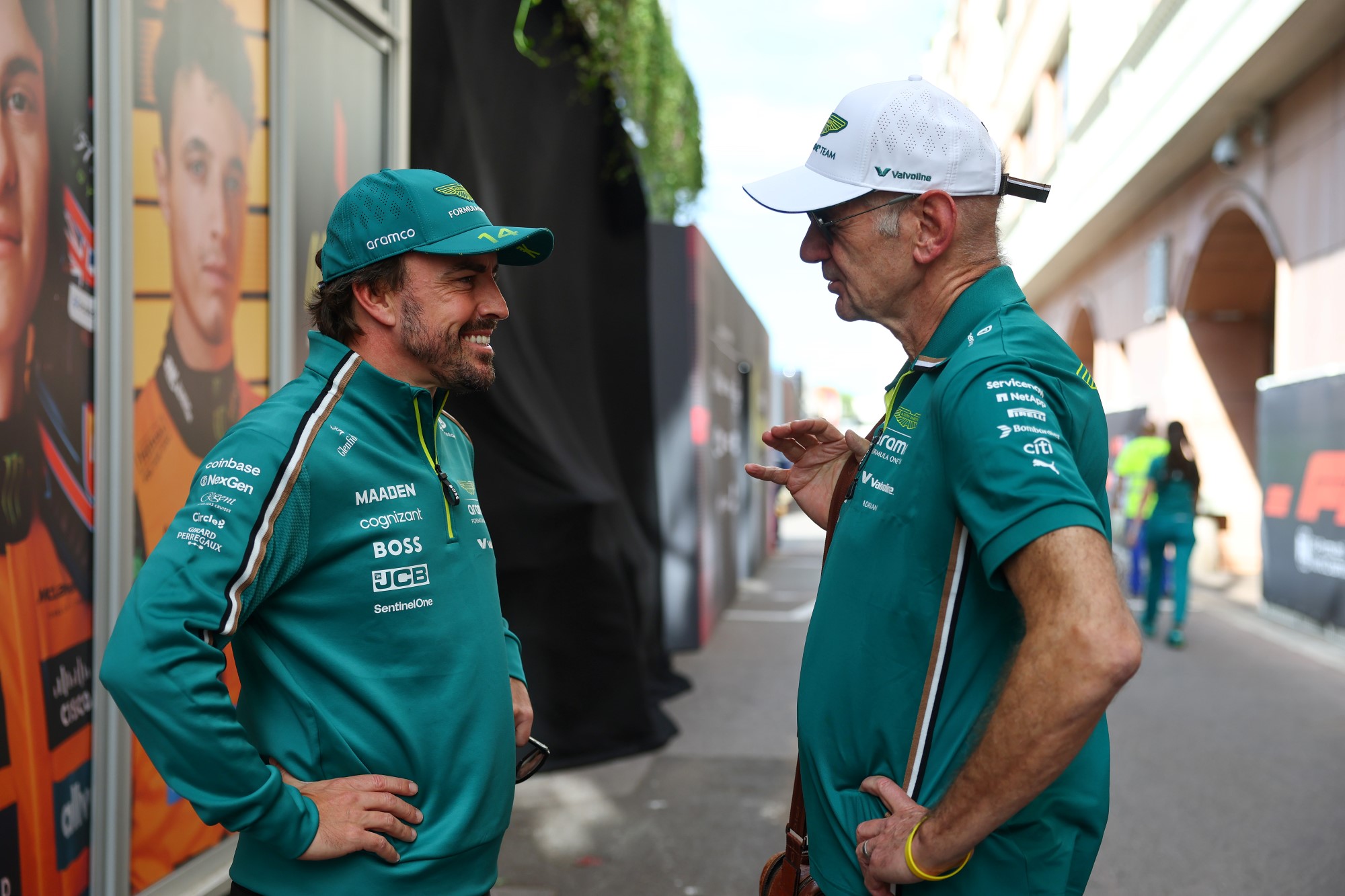 Teremos ultrapassagens? Alonso mantém ceticismo sobre regras da F1 2026 MONTE-CARLO, MONACO - MAY 22: Fernando Alonso of Spain and Aston Martin F1 Team and Adrian Newey, Managing Technical Partner of Aston Martin F1 talk in the Paddock during previews ahead of the F1 Grand Prix of Monaco at Circuit de Monaco on May 22, 2025 in Monte-Carlo, Monaco. (Photo by Zak Mauger/LAT Images)