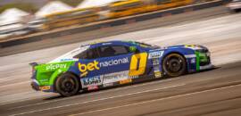 Cacá Bueno é o terceiro colocado em corrida classificatória da NASCAR Special Edition em Curvelo (MG)