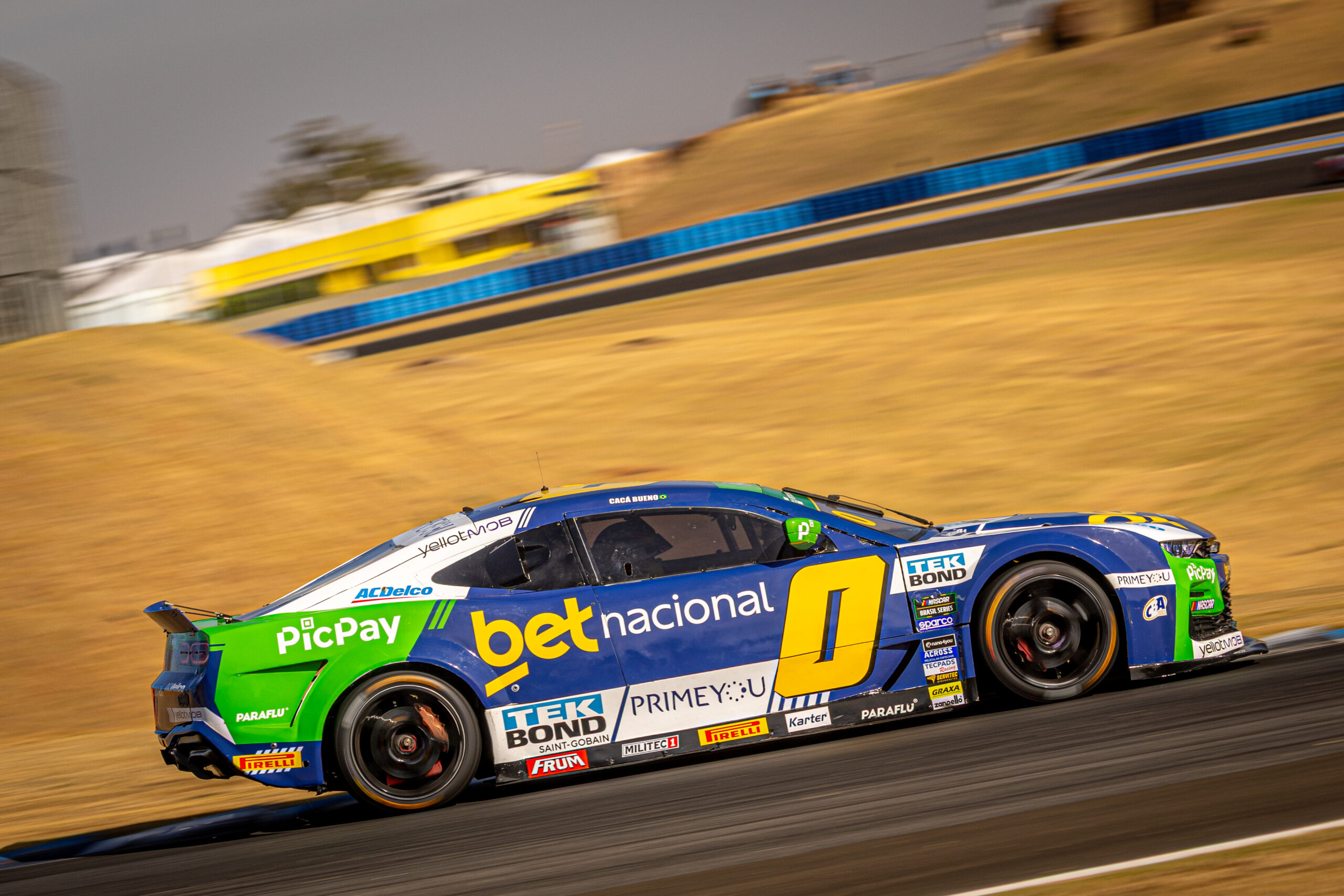 Cacá Bueno corre pela primeira vez no oval de Curvelo e busca manter sequência de pódios na NASCAR Brasil Cacá Bueno