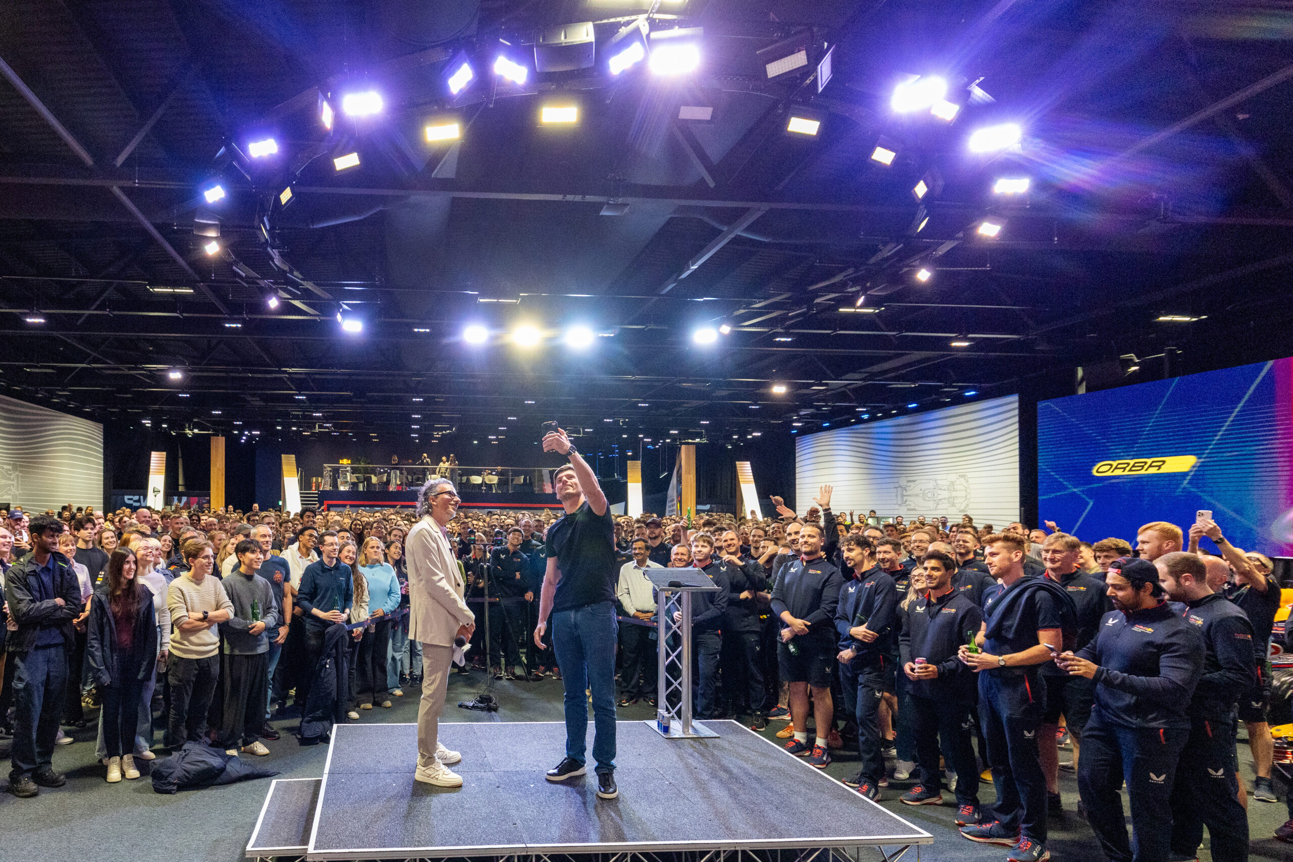 F1: Verstappen inspeciona bastidores do motor 2026 da Red Bull F1: Verstappen inspeciona bastidores do motor 2026 da Red Bull