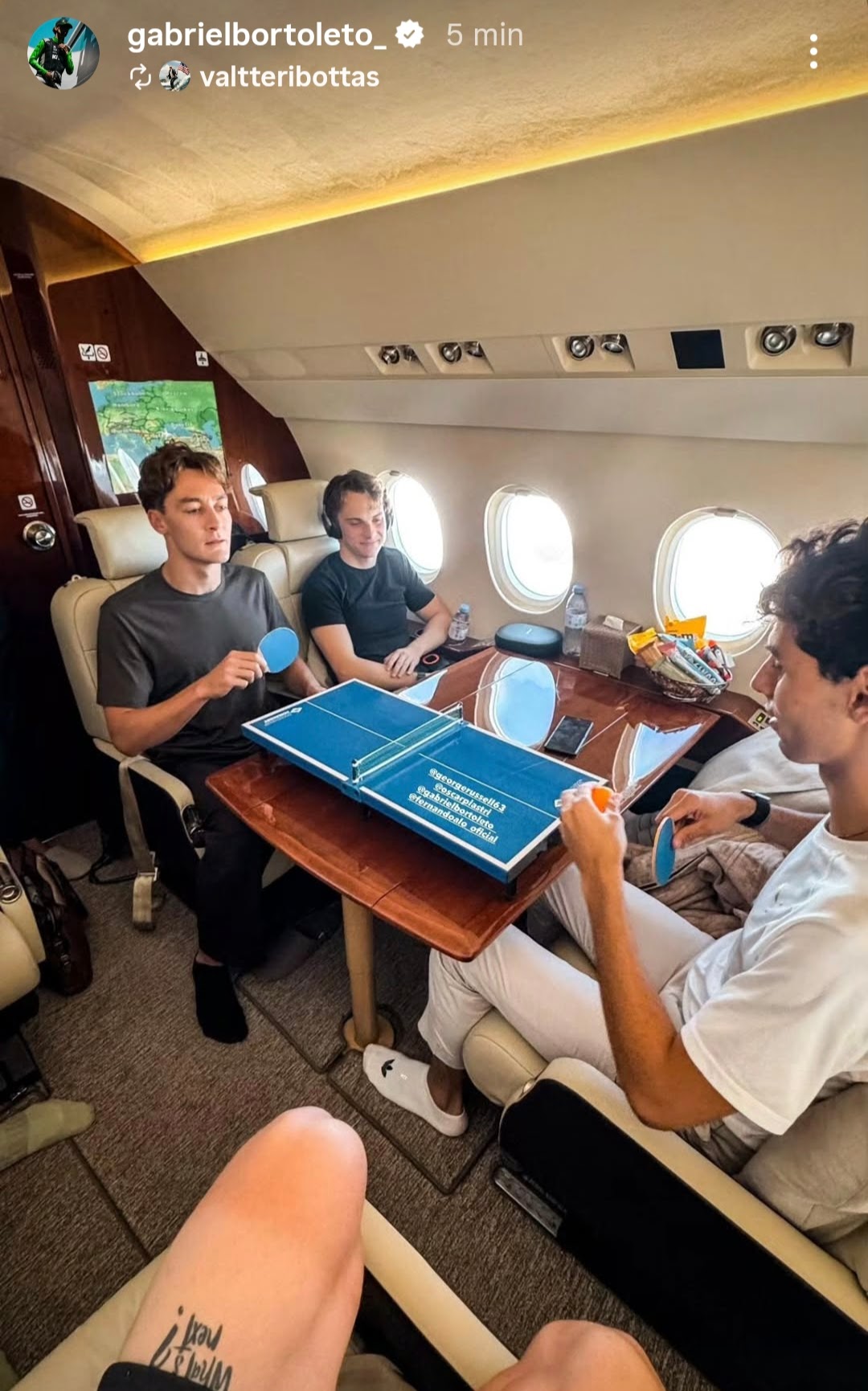 F1: Bortoleto reposta foto onde aparece indo para Baku com outros pilotos F1: Bortoleto reposta foto onde aparece indo para Baku com outros pilotos